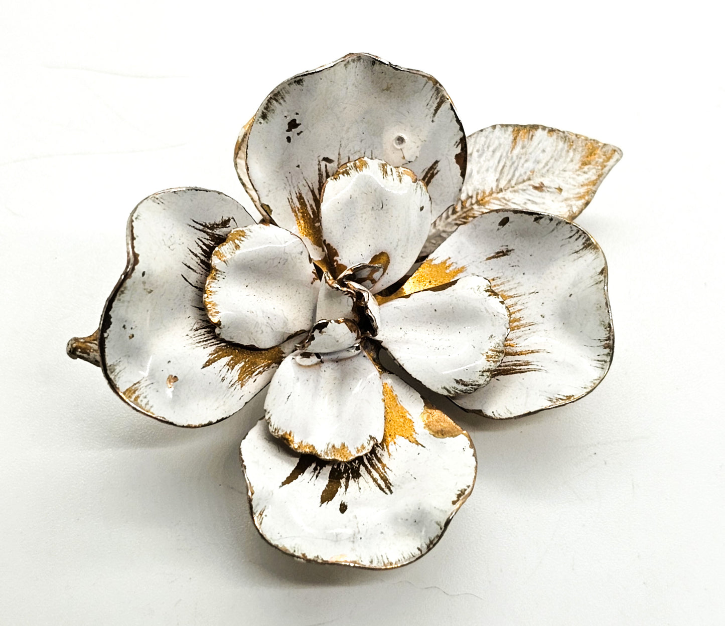 Large metal gold toned White washed vintage retro flower brooch with leaves