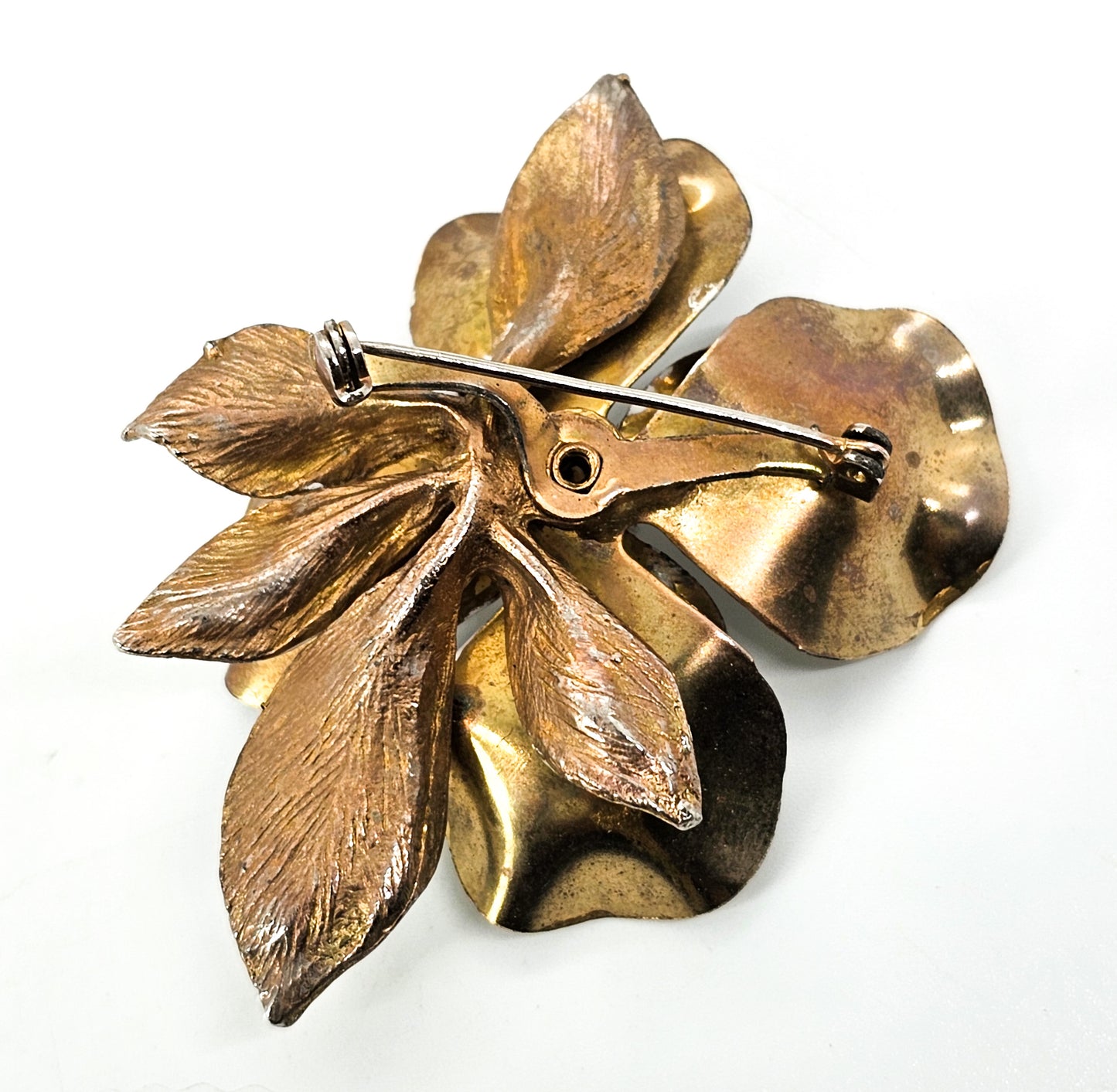 Large metal gold toned White washed vintage retro flower brooch with leaves