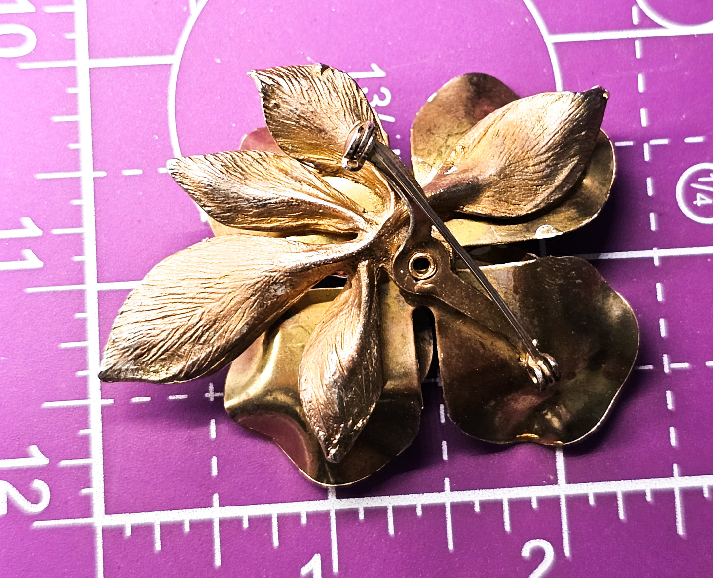 Large metal gold toned White washed vintage retro flower brooch with leaves