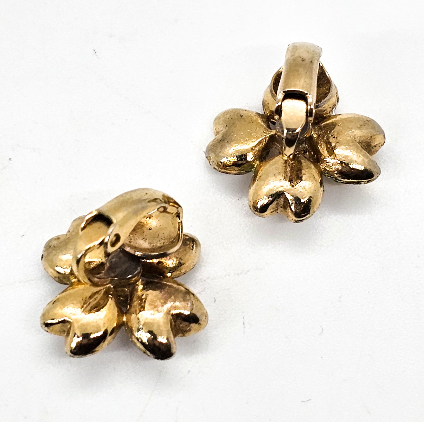 Light purple shimmer gold toned vintage flower clip on earrings