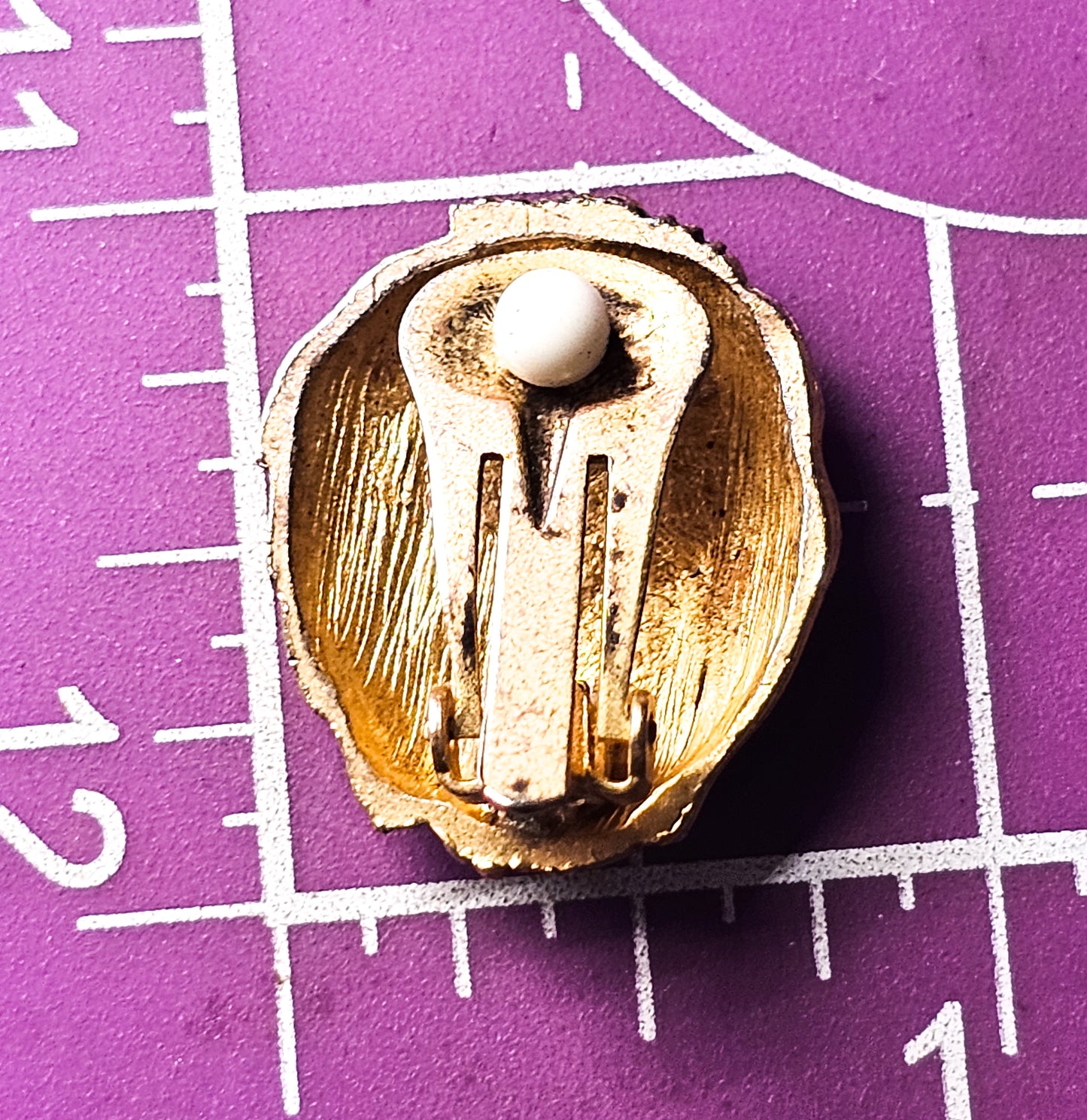 Lion head gold toned vintage figural zoo African animal vintage clip on earrings