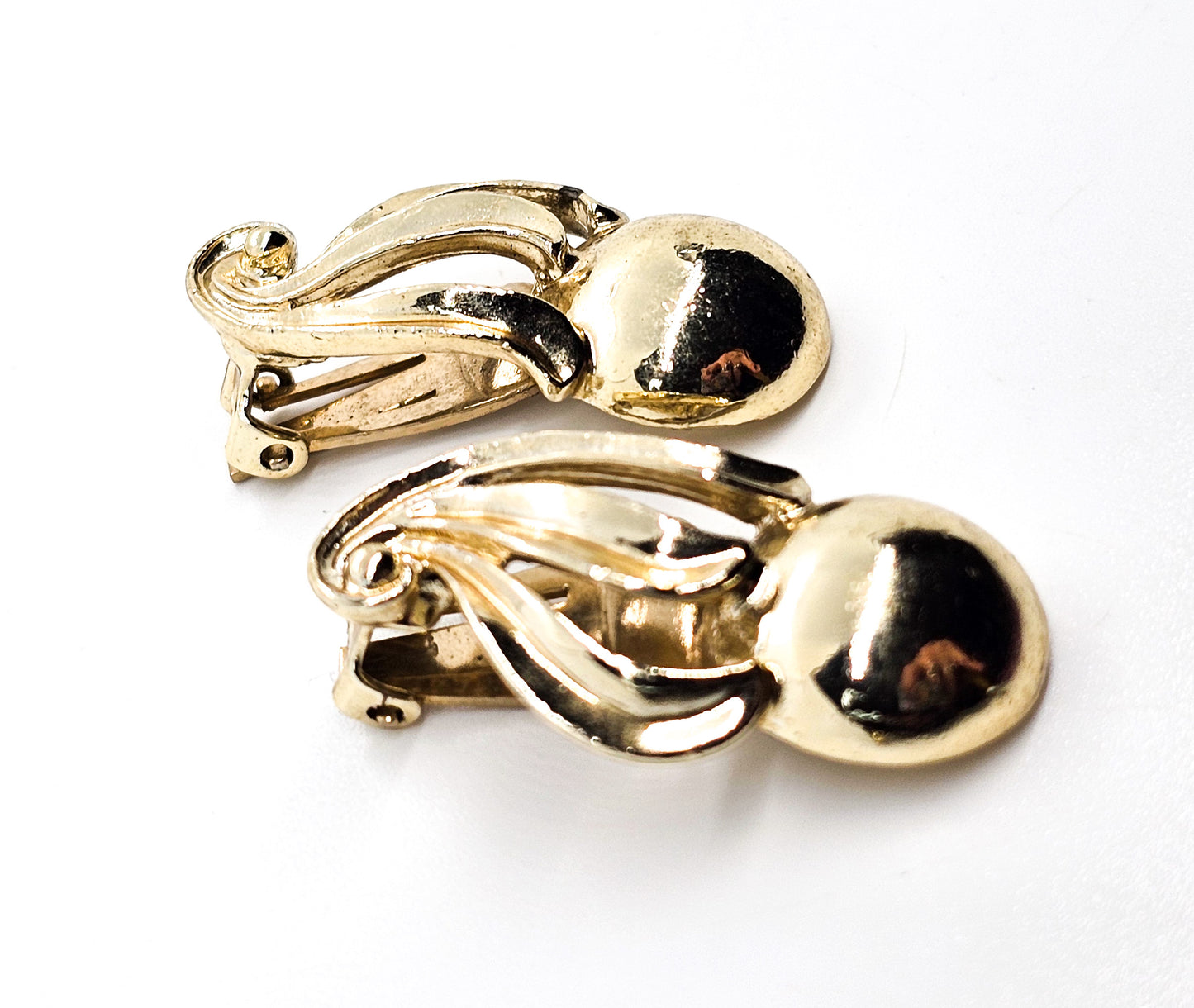 Volupte gold toned modernist gold toned vintage signed clip on earrings
