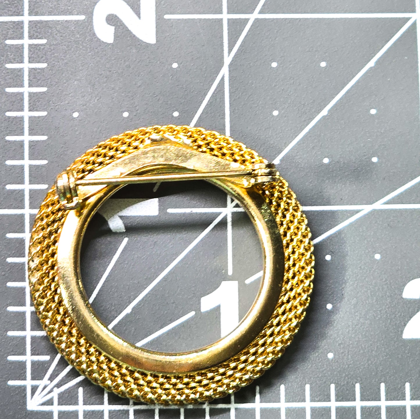 Retro gold mesh infinity circle gold toned 1980's brooch