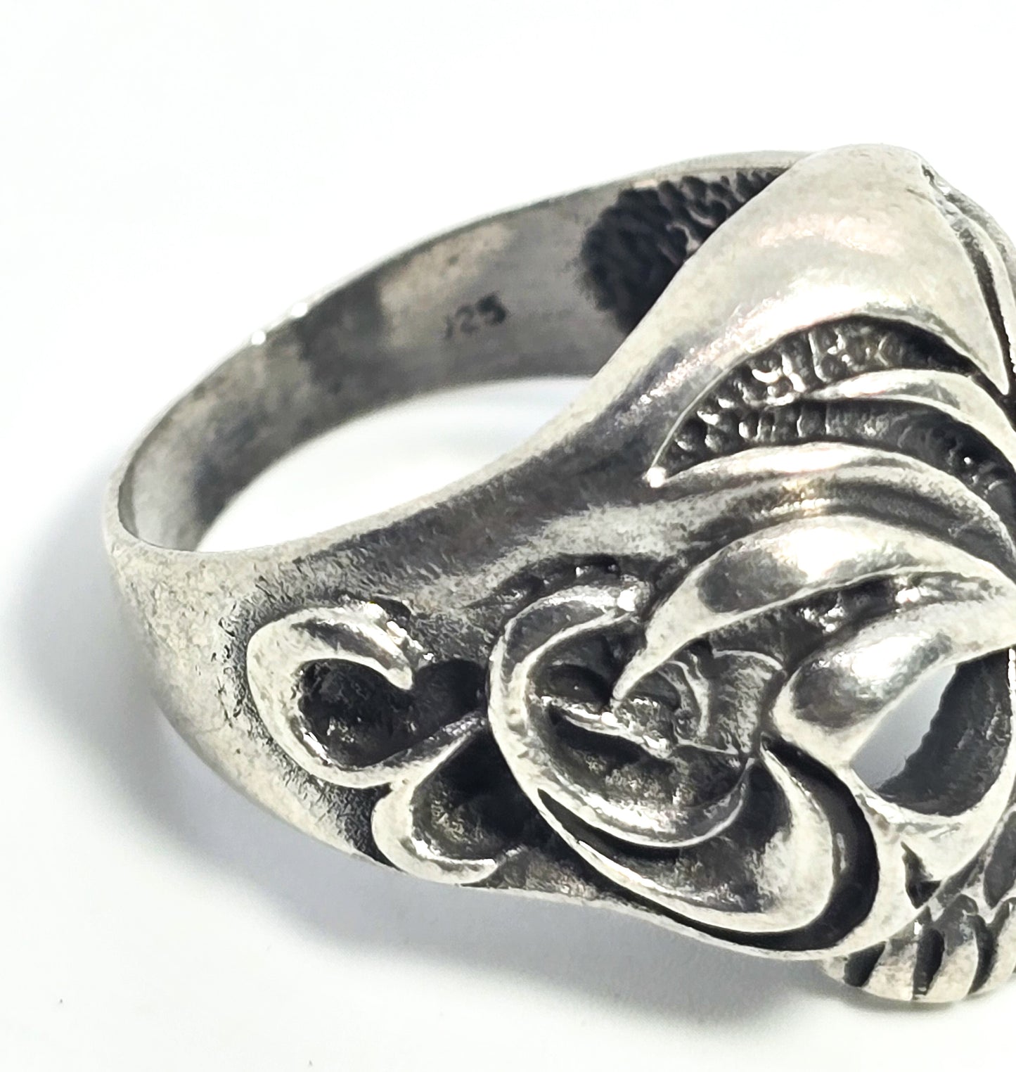 Tribal skull retro biker thick sterling silver skull with open eyes men's ring size 9.5