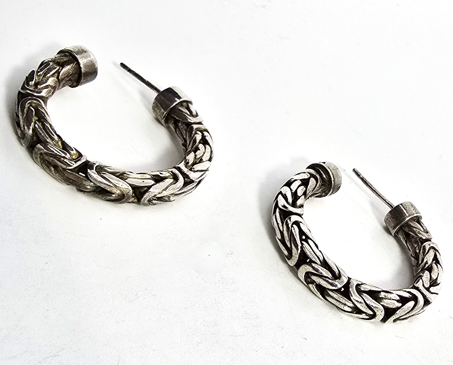 Suarti BA Byzantine chain sterling silver thick post signed hoop earrings