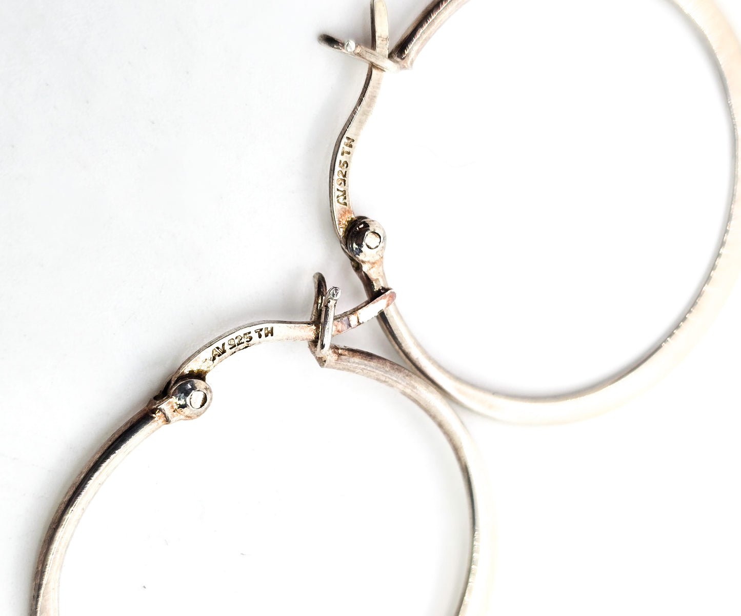 Flat thin retro vintage sterling silver light weight vintage earrings AV TH