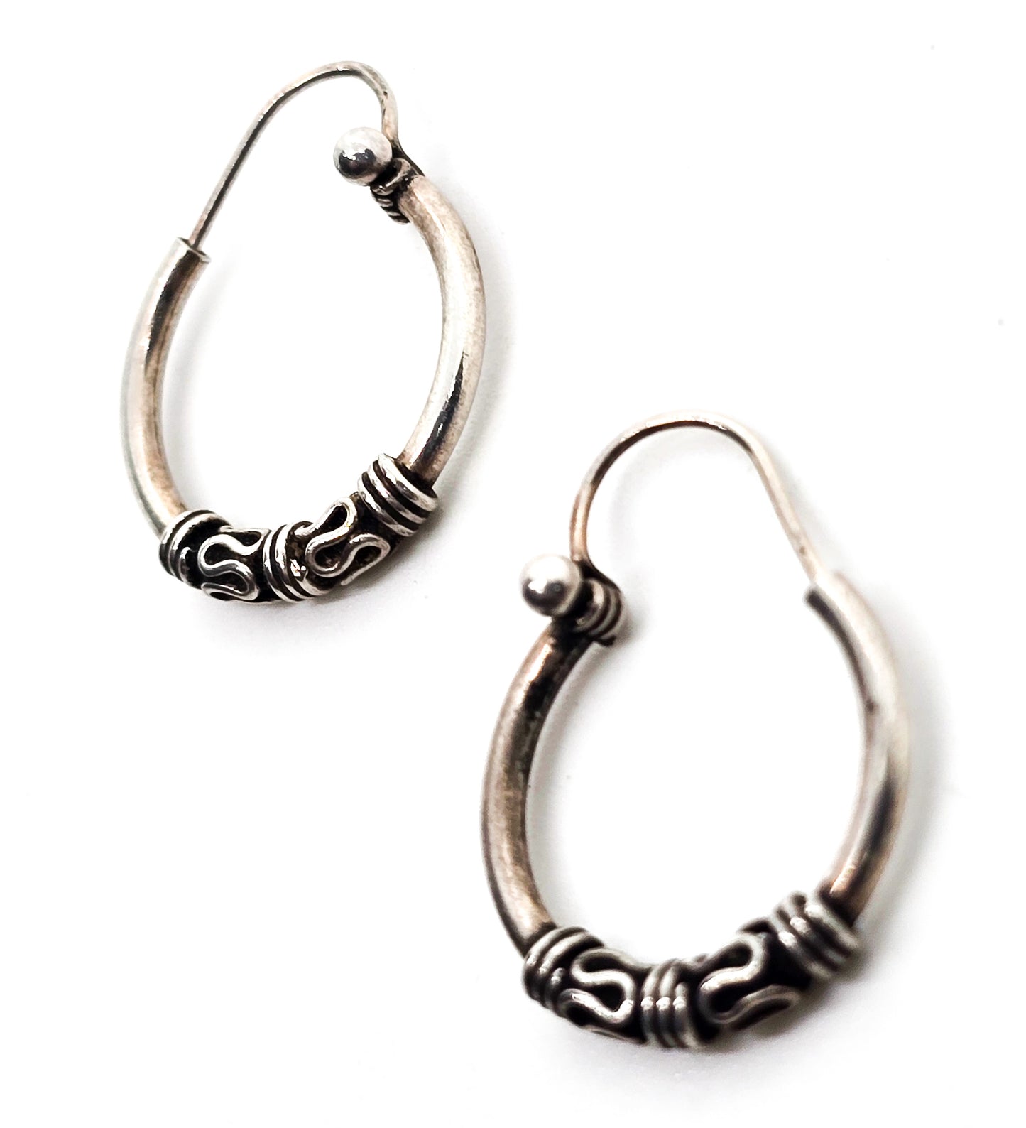 Tribal Balinese small petite sterling silver internal thread vintage hoop earrings