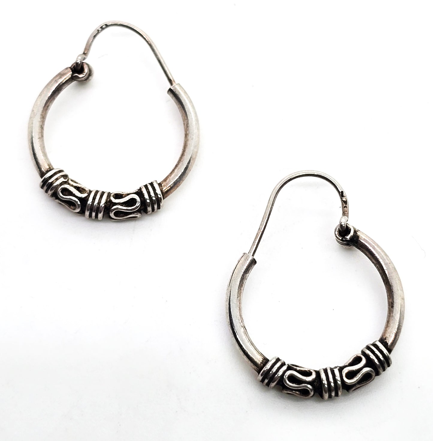 Tribal Balinese small petite sterling silver internal thread vintage hoop earrings