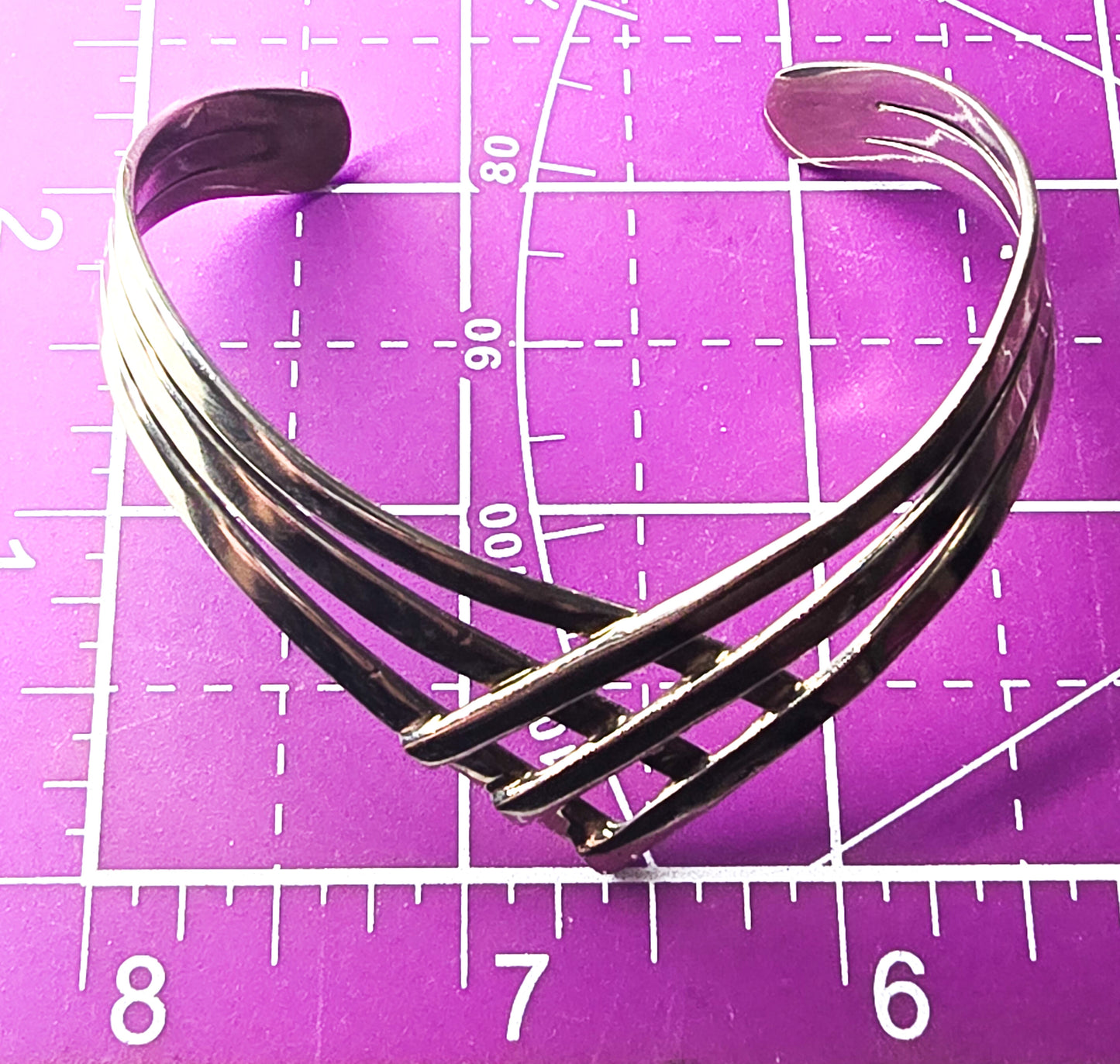 Torque silver toned retro vintage 1990's V cuff artisan modernist bracelet