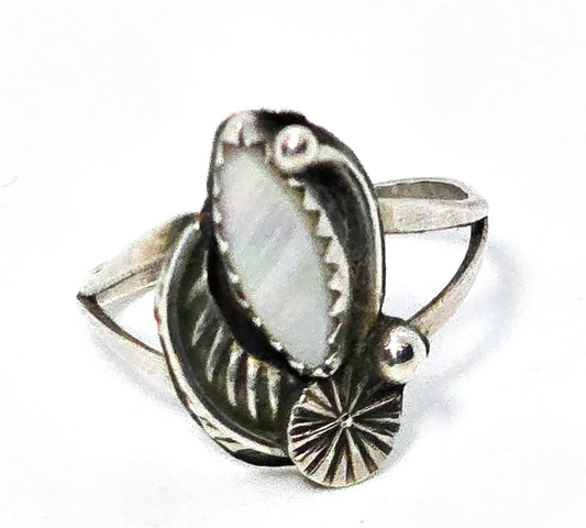 Navajo Mother of Pearl shell Native American Feather vintage sterling silver ring size 6.5