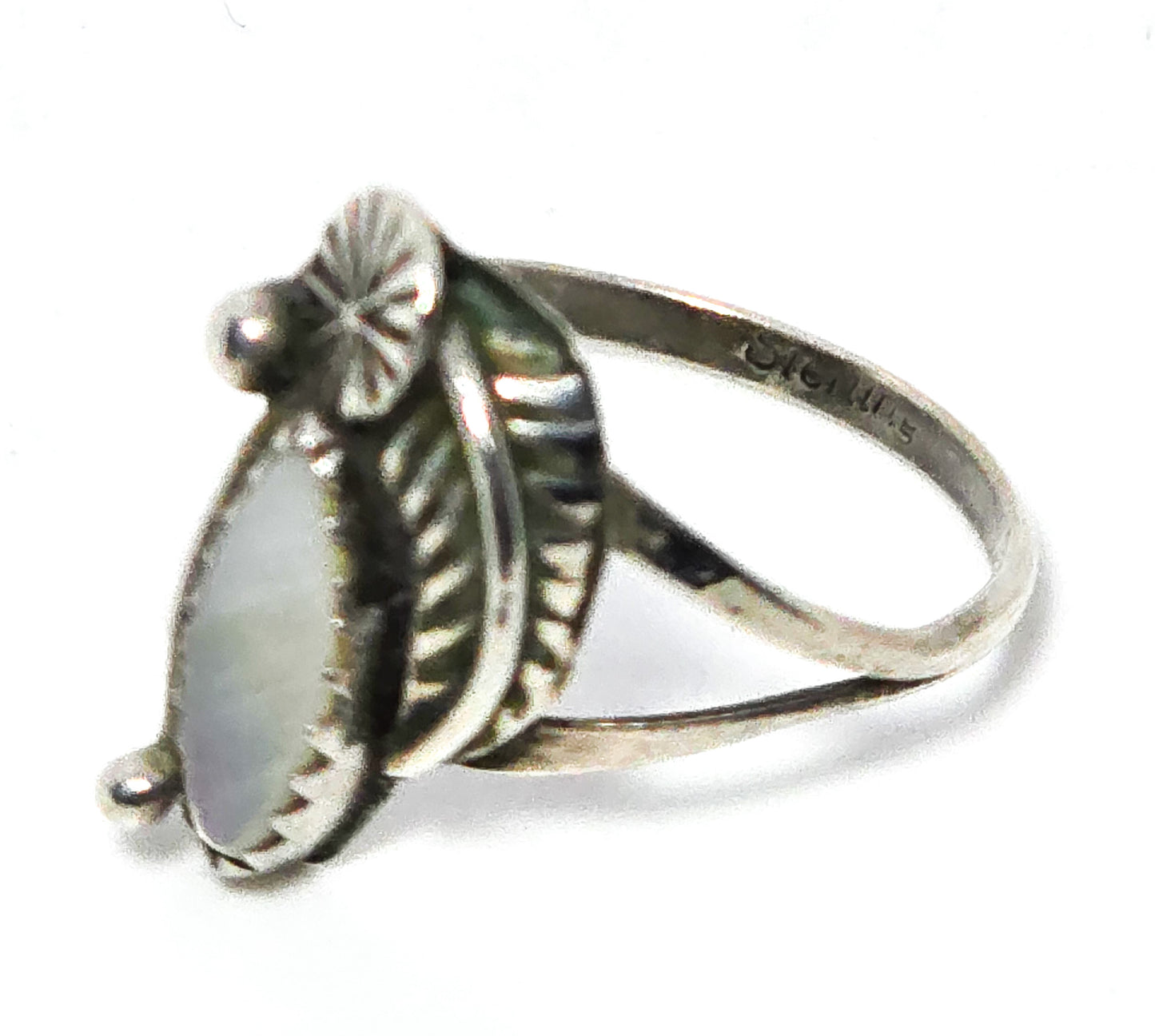 Navajo Mother of Pearl shell Native American Feather vintage sterling silver ring size 6.5