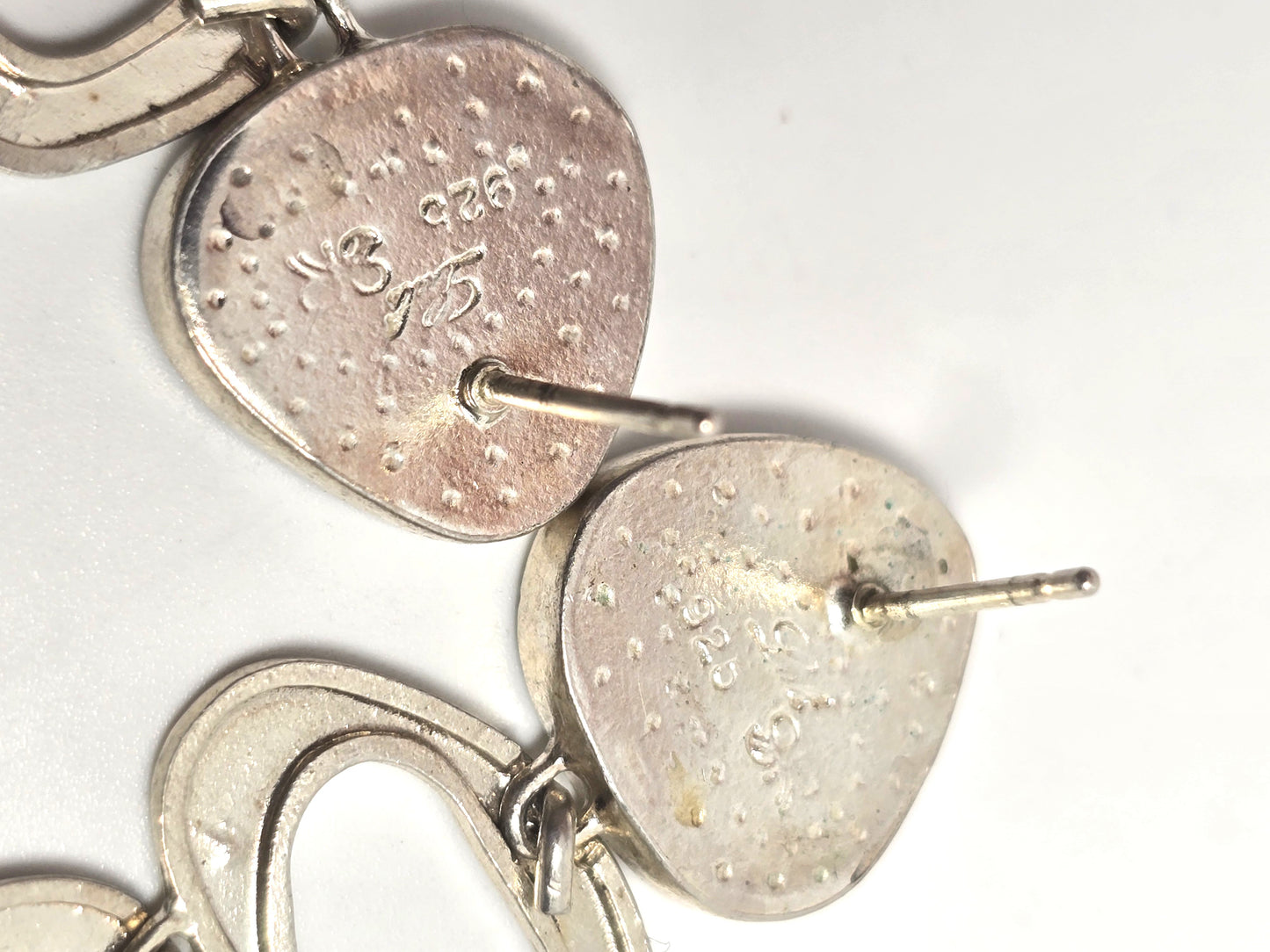 SR Lulu Hamersztein Israel Hammered Sterling Silver Roman Glass drop earrings