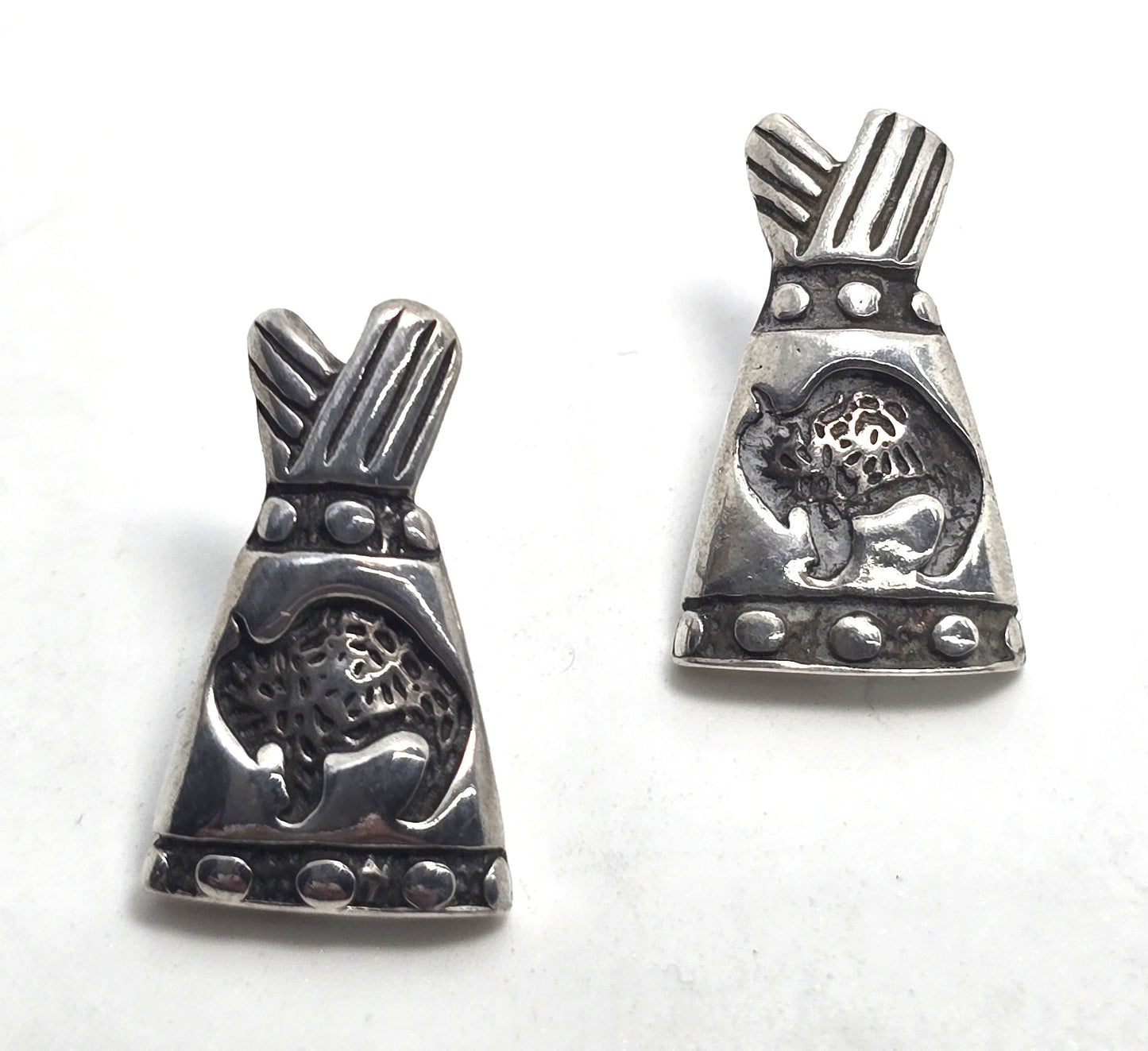 Shube Teepee Bison Buffalo vintage Southwestern sterling silver stud earrings
