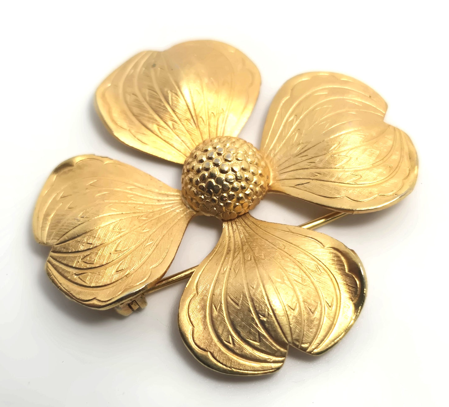 Giovanni dogwood gold toned vintage signed flower brooch