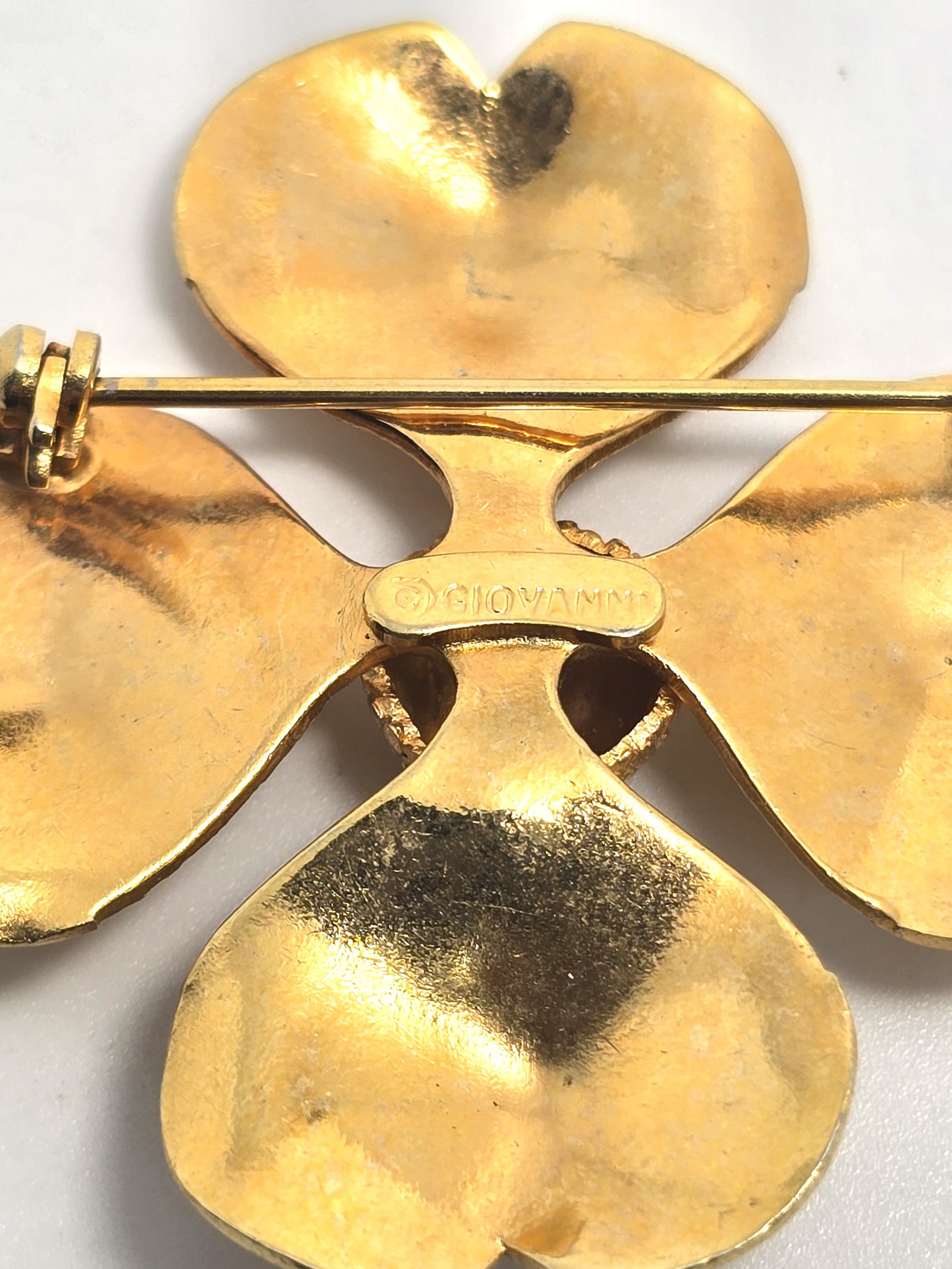 Giovanni dogwood gold toned vintage signed flower brooch