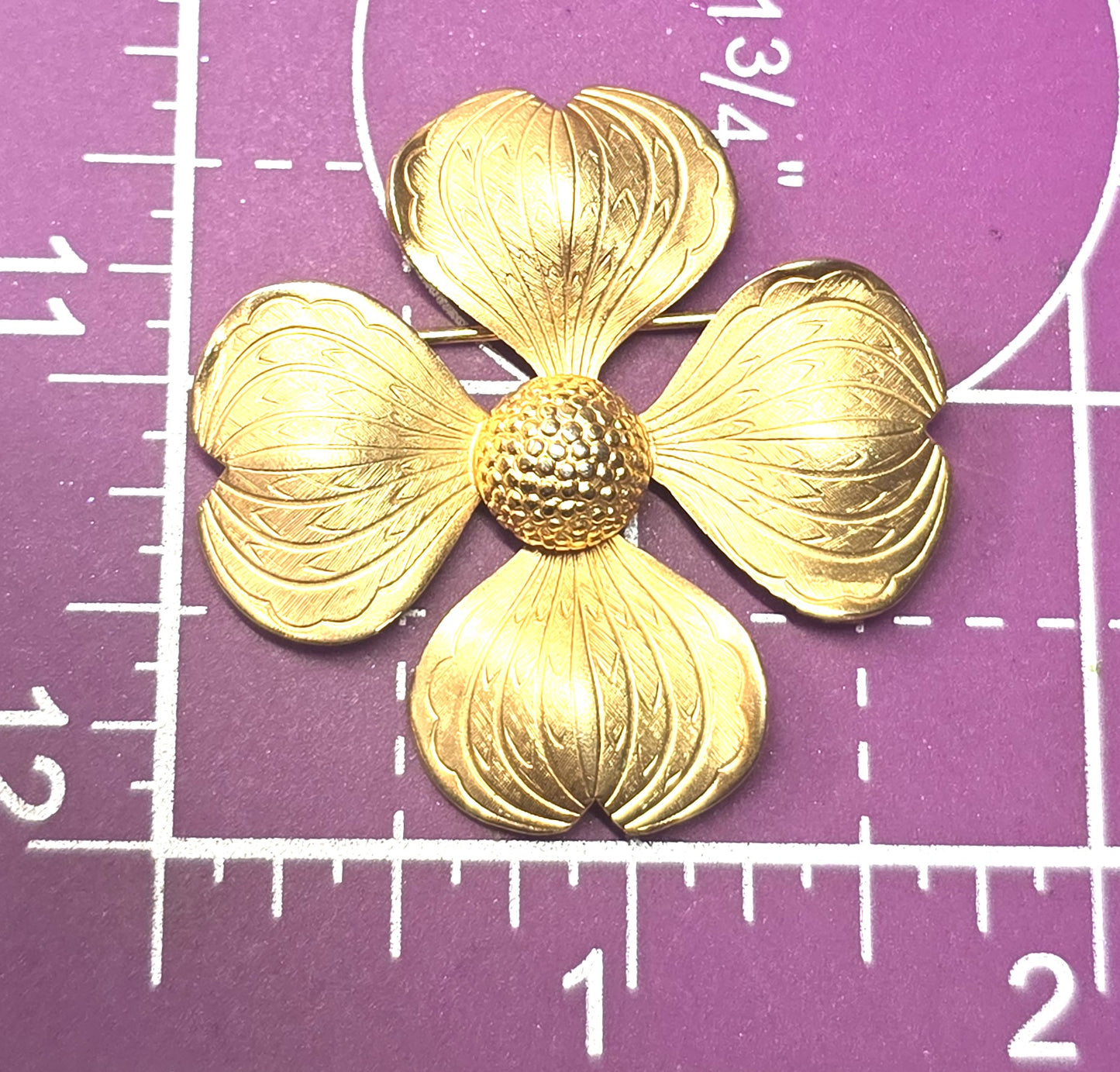 Giovanni dogwood gold toned vintage signed flower brooch