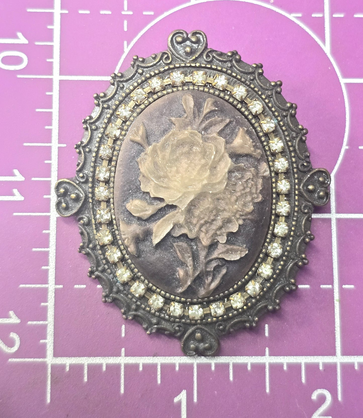 Rhinestones and roses resin cameo heart framed vintage inspired brooch