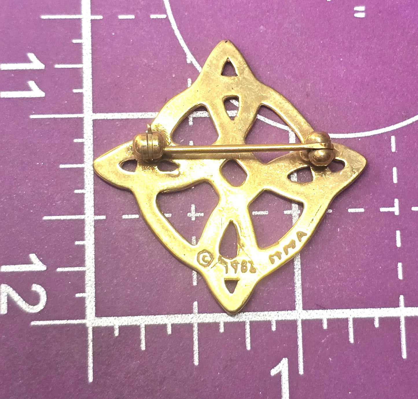 MMA 1982 Celtic knot gold toned vintage signed brooch Metropolitan Museum of Art