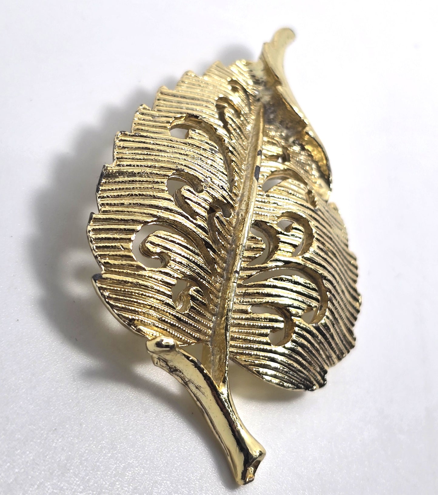 Gerry's filigree scroll leaf gold toned vintage signed brooch fall harvest nature