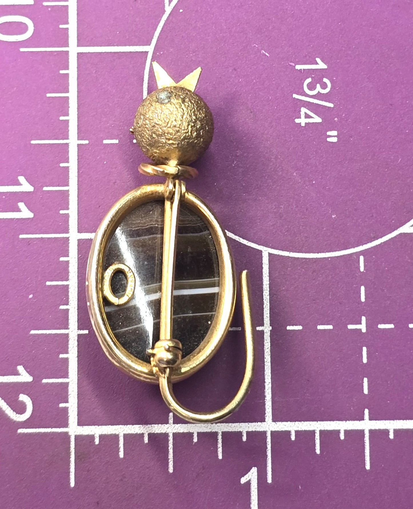 Admark carved Sardonyx agate kitty cat 14k yellow gold filled vintage brooch