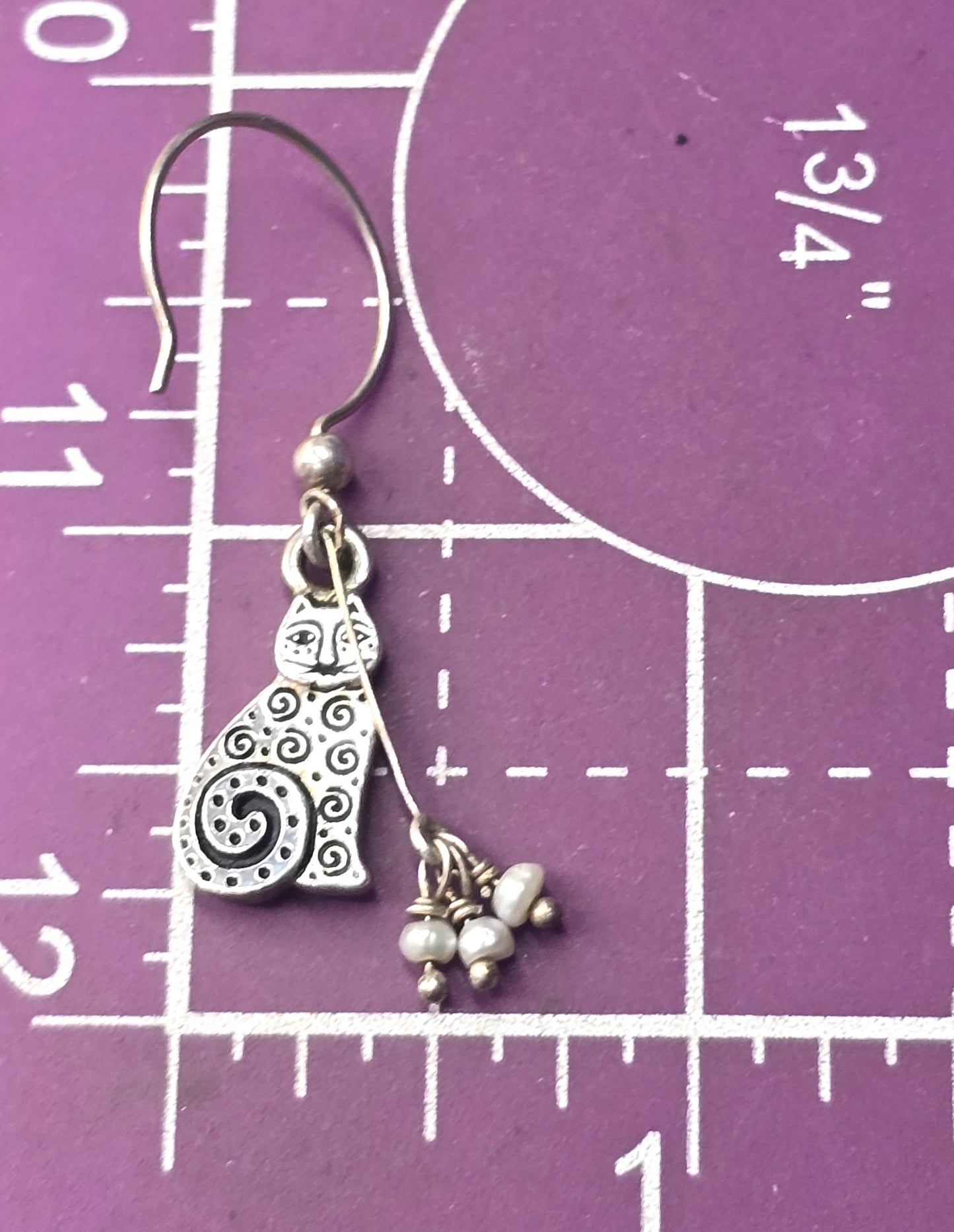 Whimsical Kitty cat silver toned fresh water pearl accent vintage retro earrings