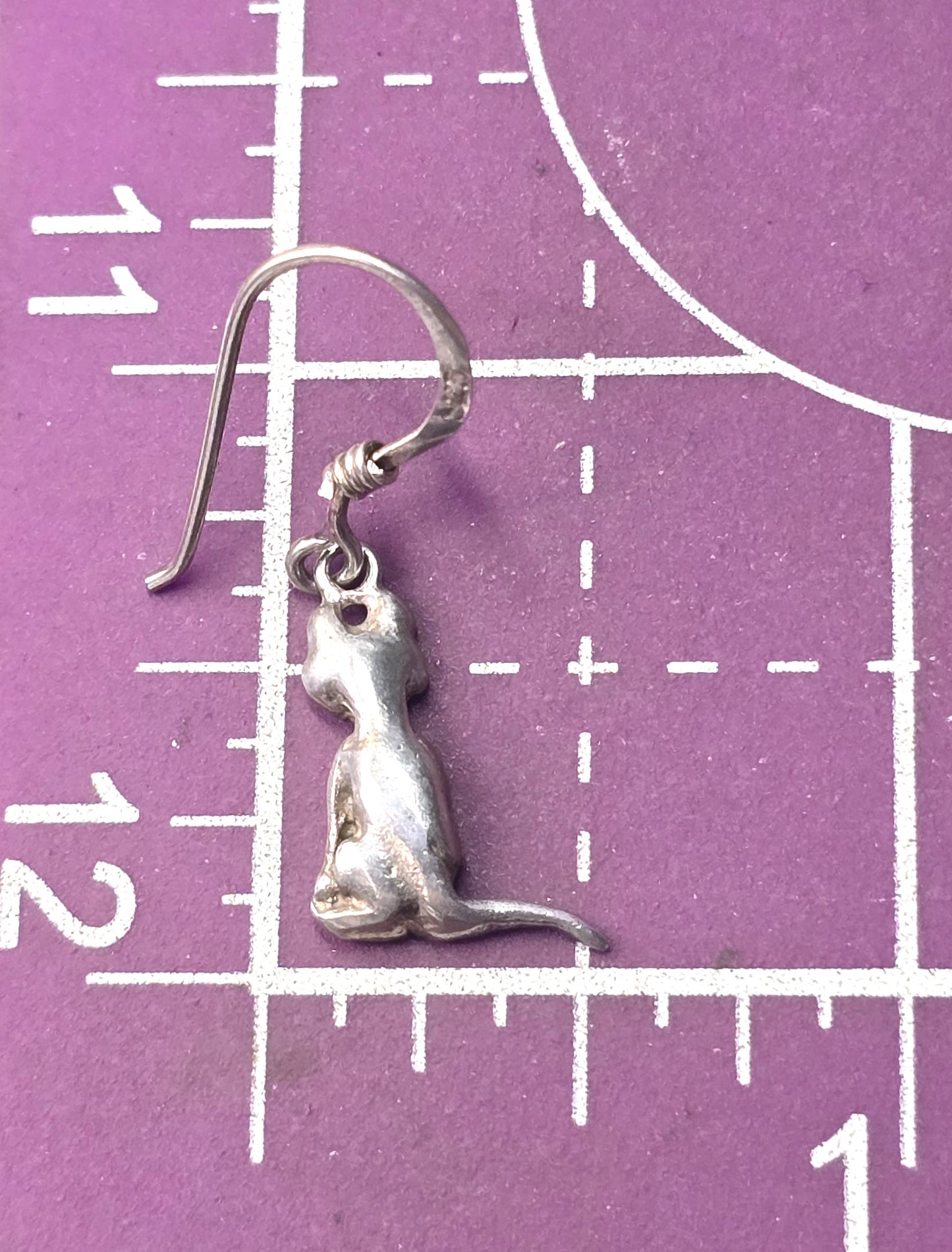 WI regal sitting kitty cat feline sterling silver vintage earrings