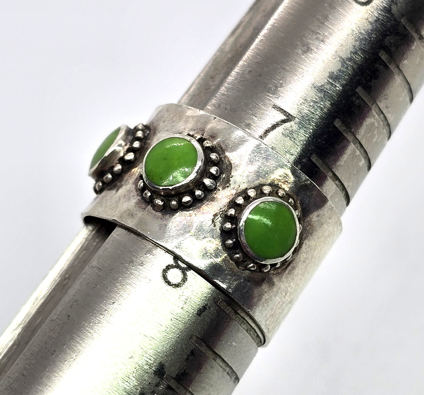 Gaspeite green gemstone vintage three stone cigar band sterling silver ring size 7.5
