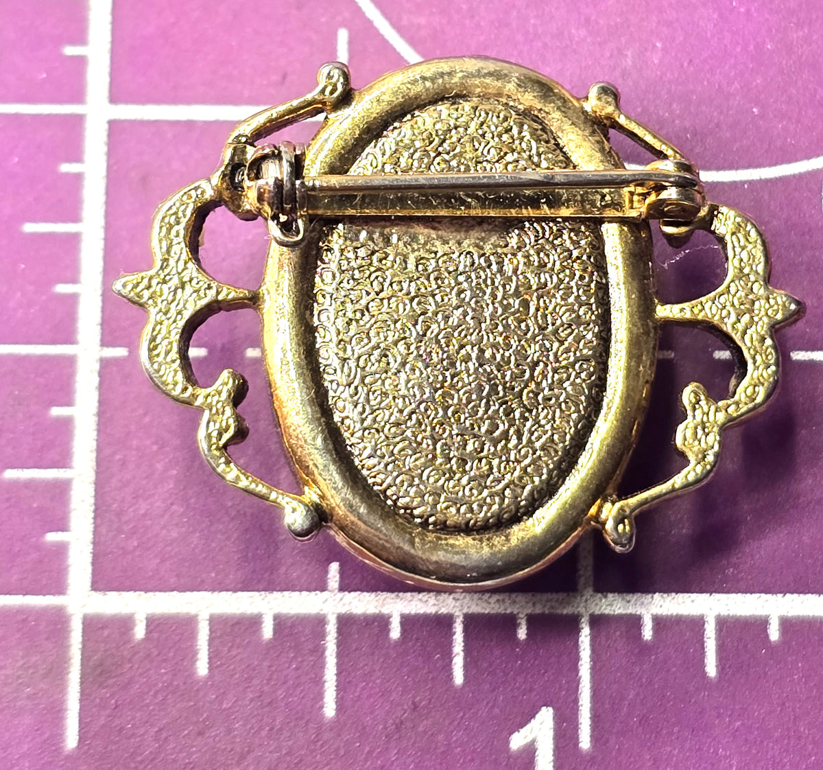 Carved Scarab Chrysoprase Egyptian Revival gold toned vintage brooch