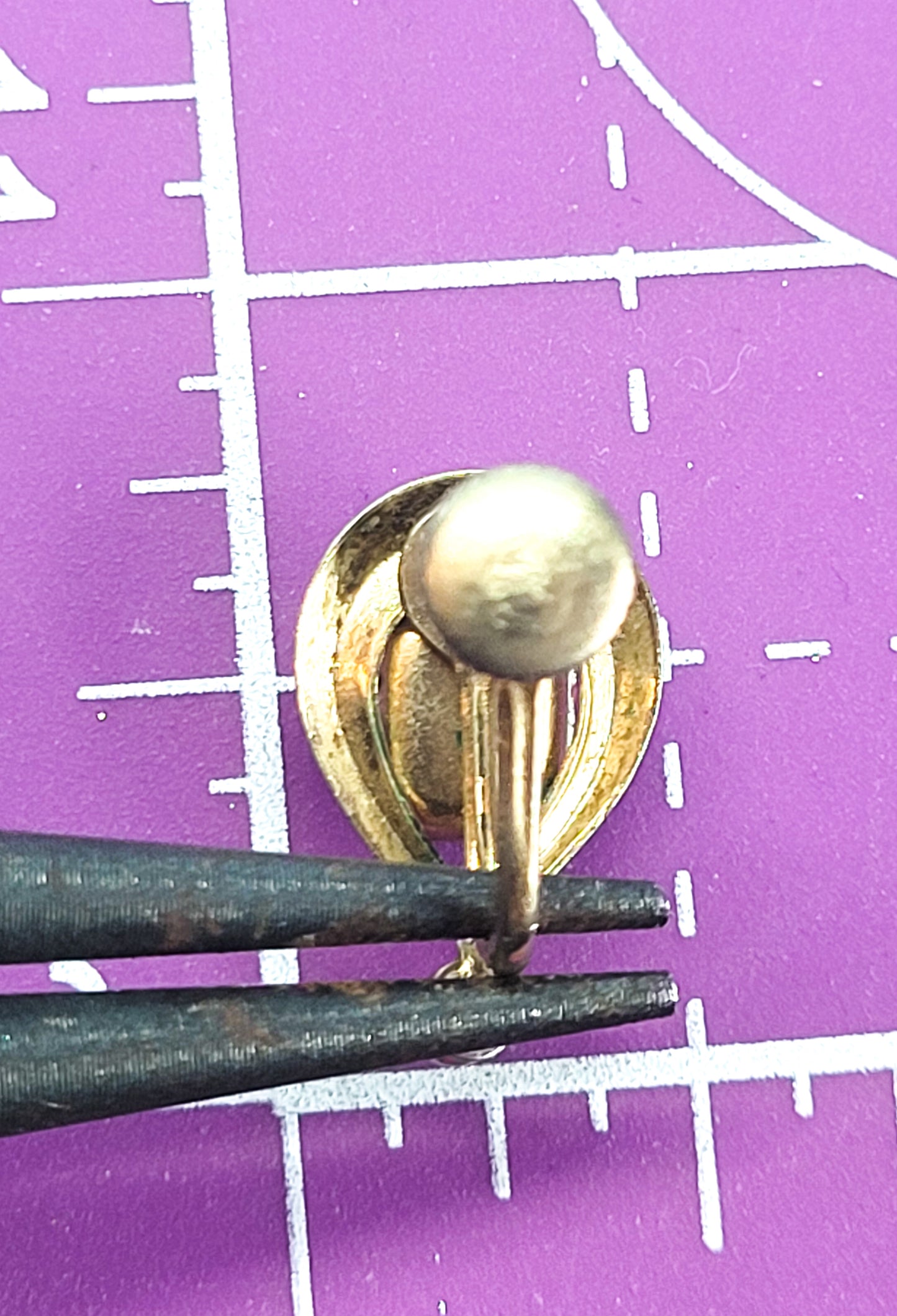 Pink tear drop aurora borealis rainbow gold toned vintage screw back earrings