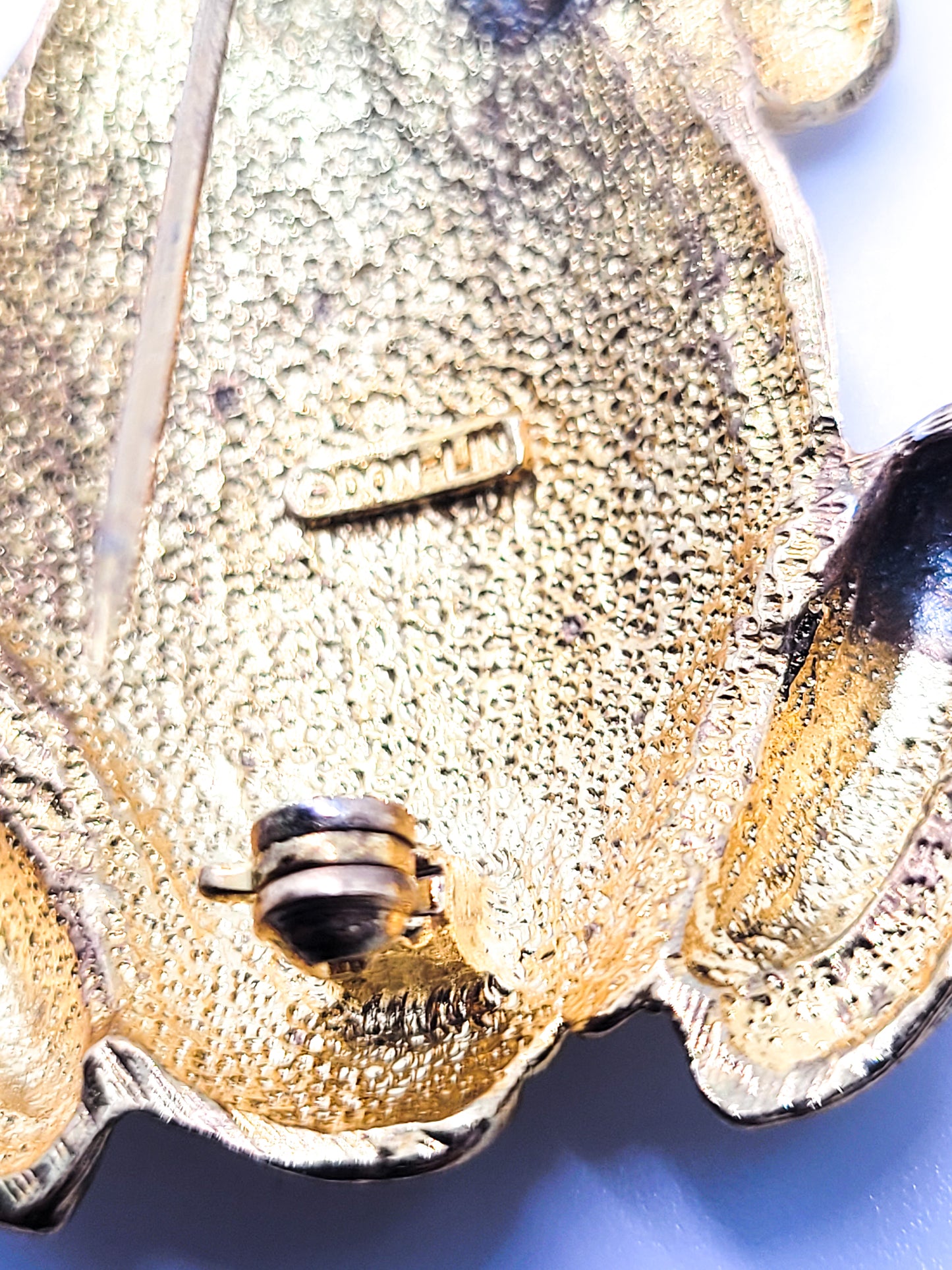Don Lin signed gold tone rhinestone vintage frog brooch
