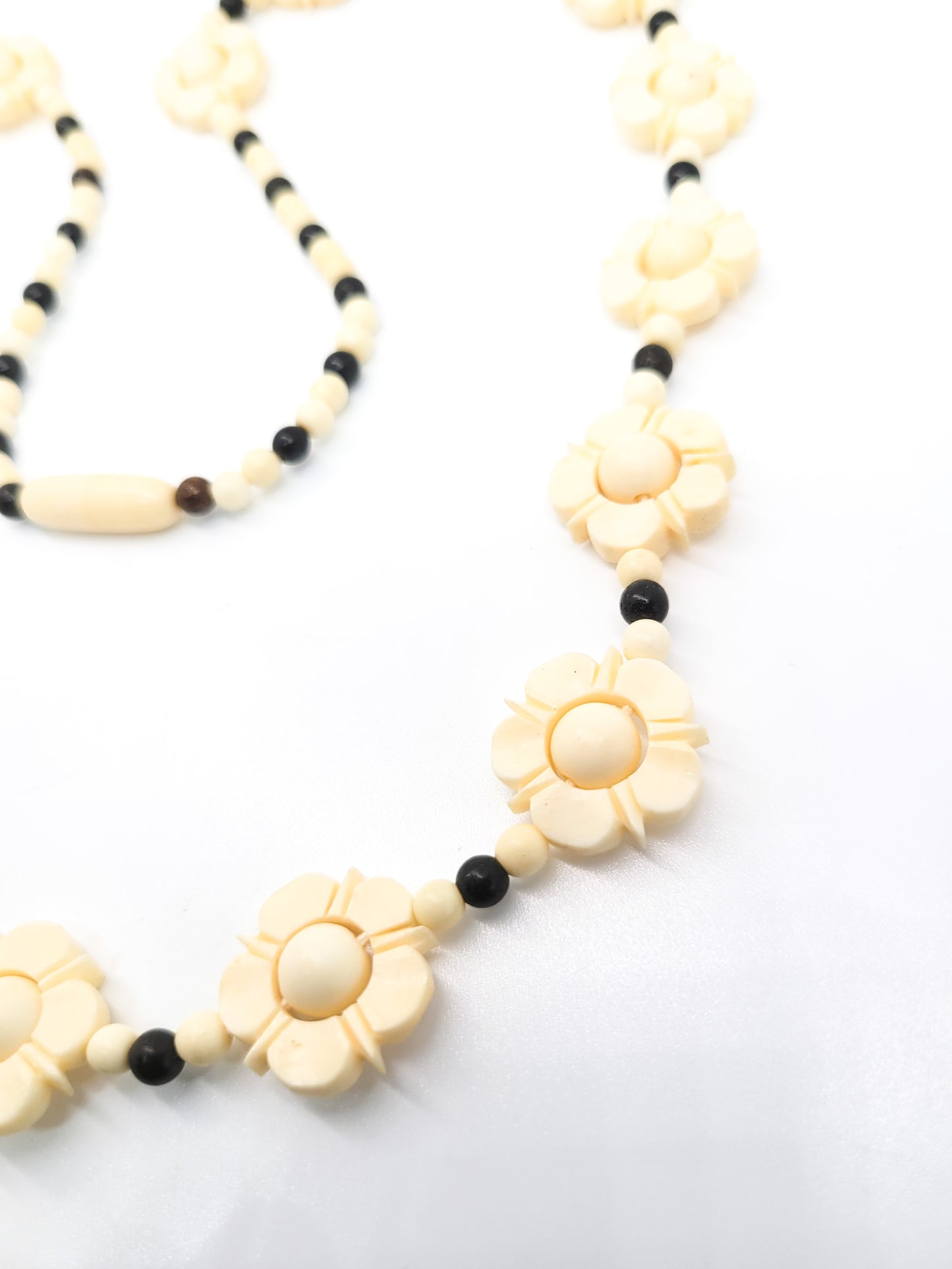 Carved natural black and white articulated vintage flower daisy chain beaded necklace