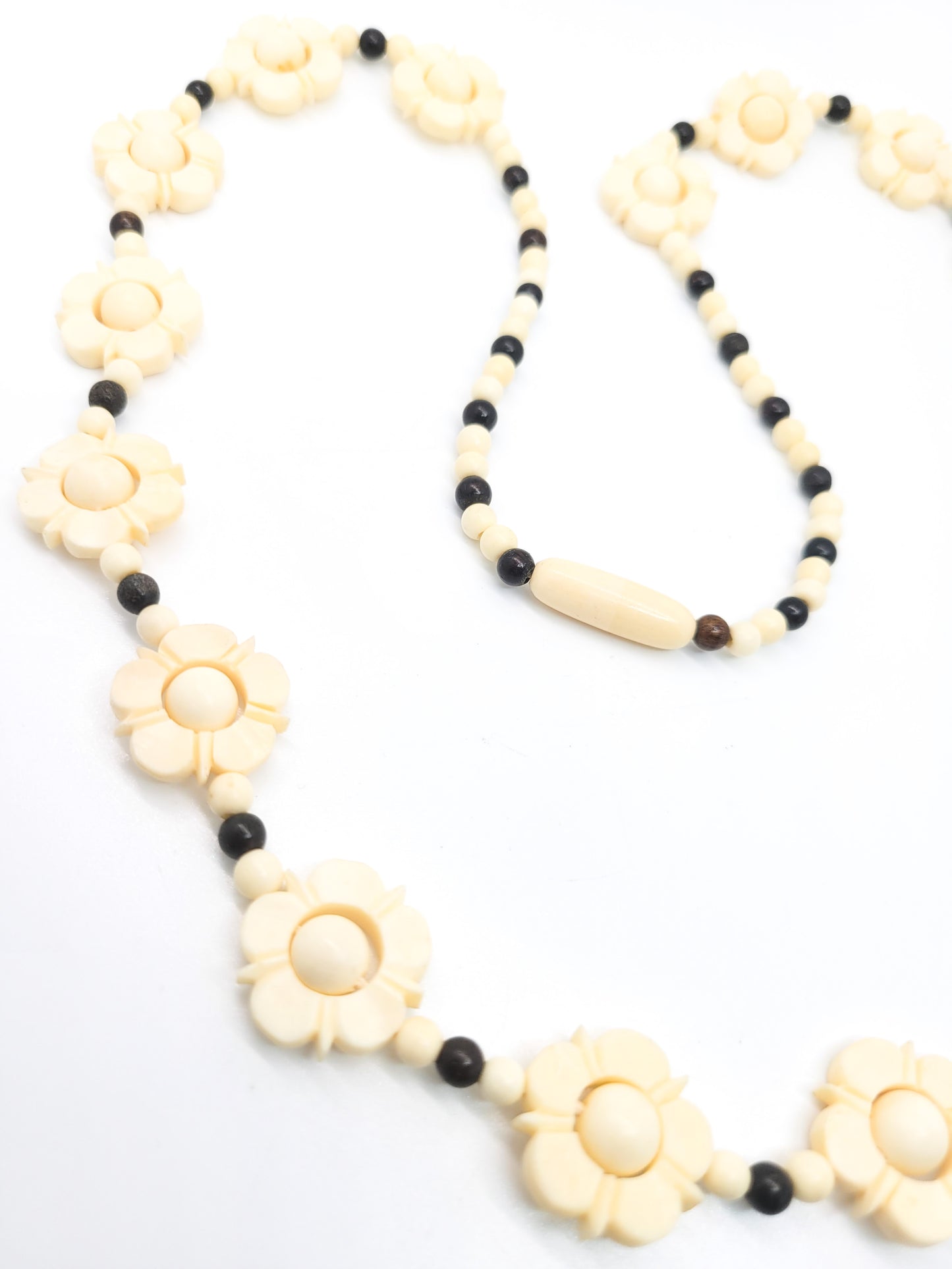 Carved natural black and white articulated vintage flower daisy chain beaded necklace