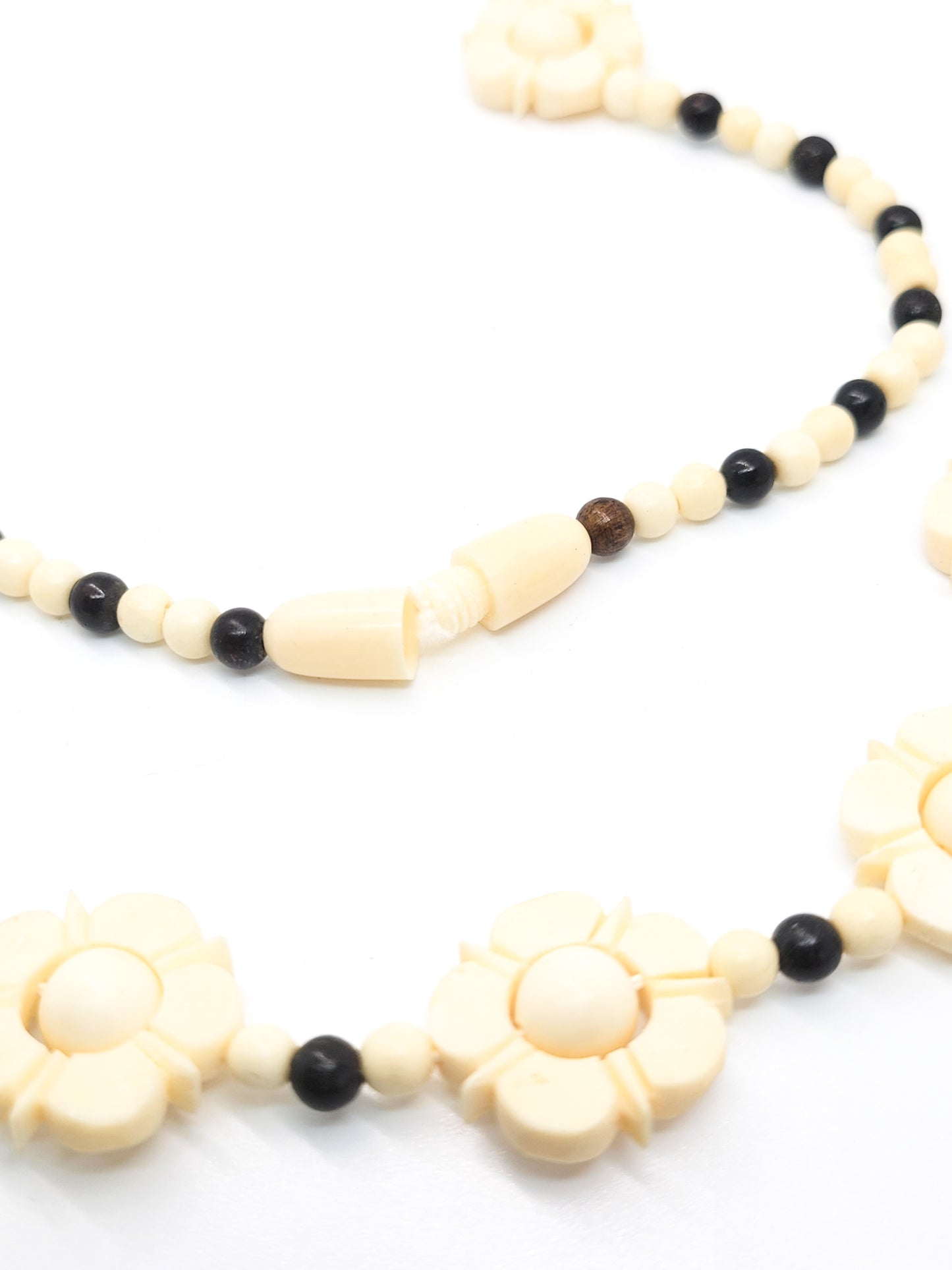 Carved natural black and white articulated vintage flower daisy chain beaded necklace
