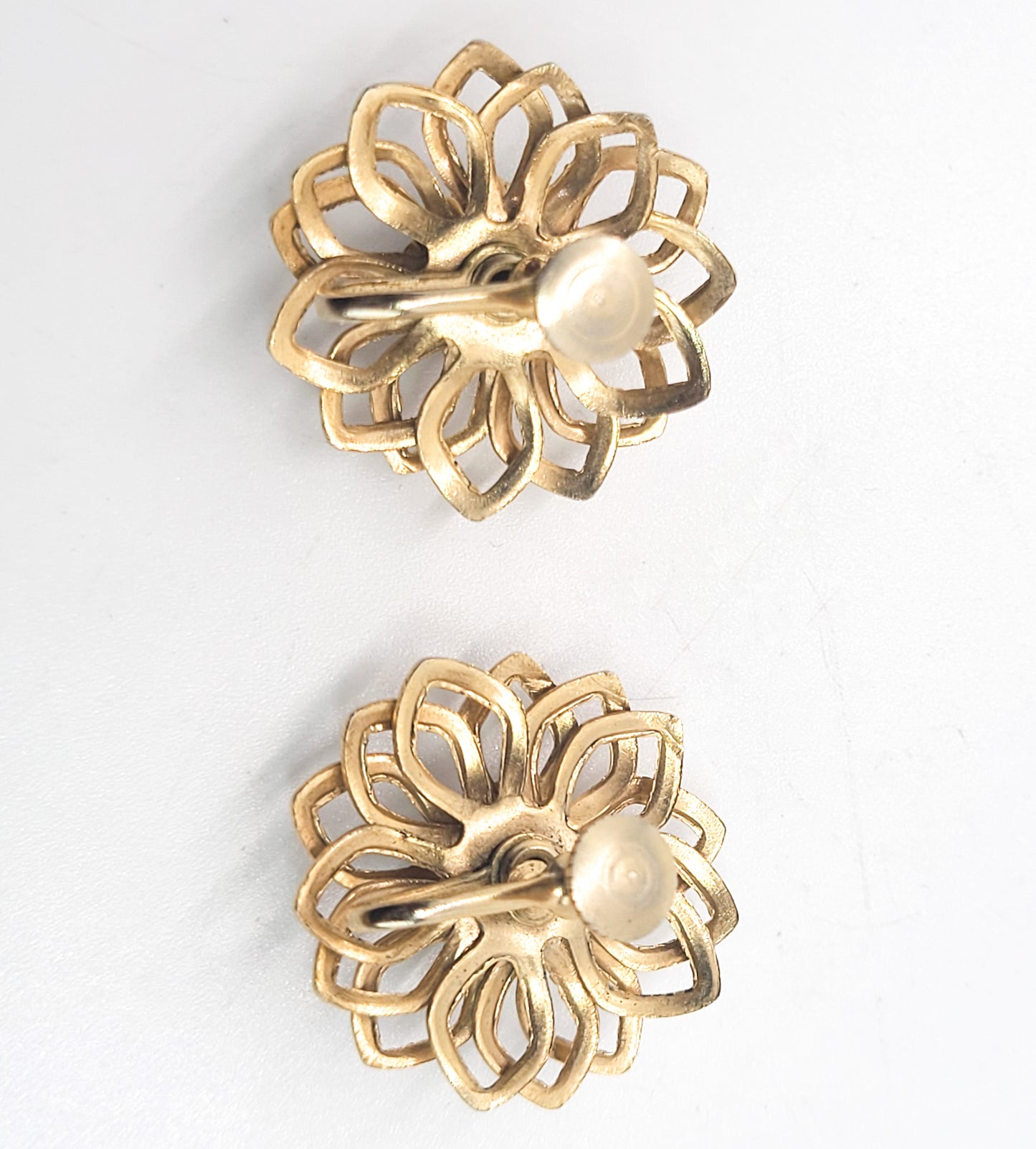 Hunter green rhinestone gold flower open work vintage screw back earrings