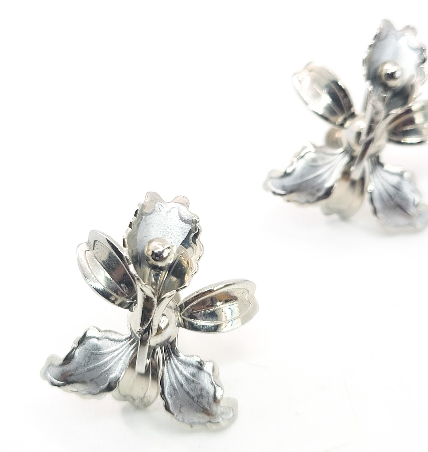 Iris silver toned detailed 3D vintage screw back flower earrings