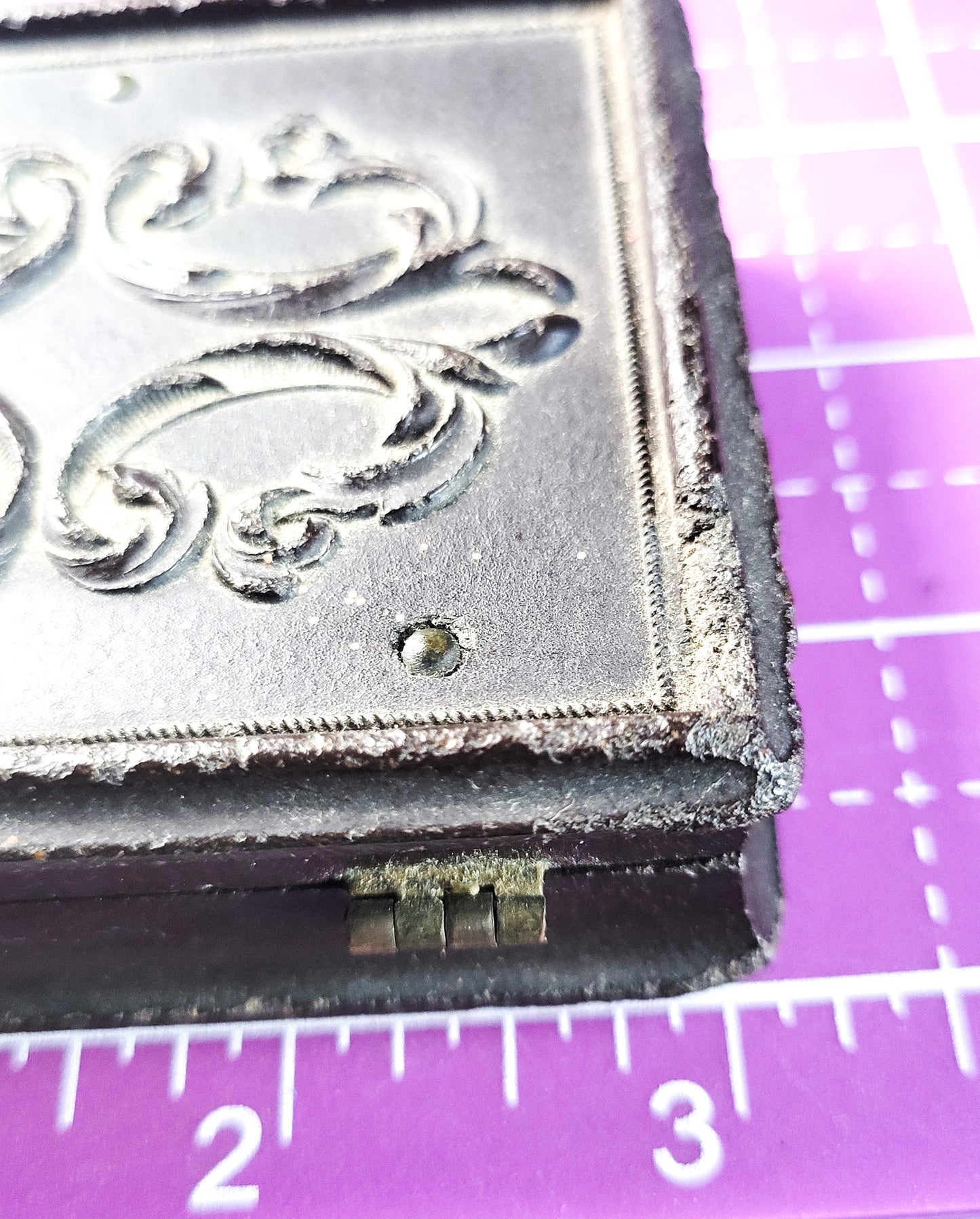 Daguerreotype Antique 1800s in wooden Gutta Percha Union Case red velvet framed