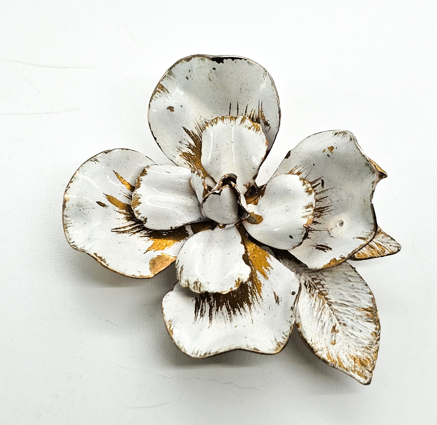 Large metal gold toned White washed vintage retro flower brooch with leaves