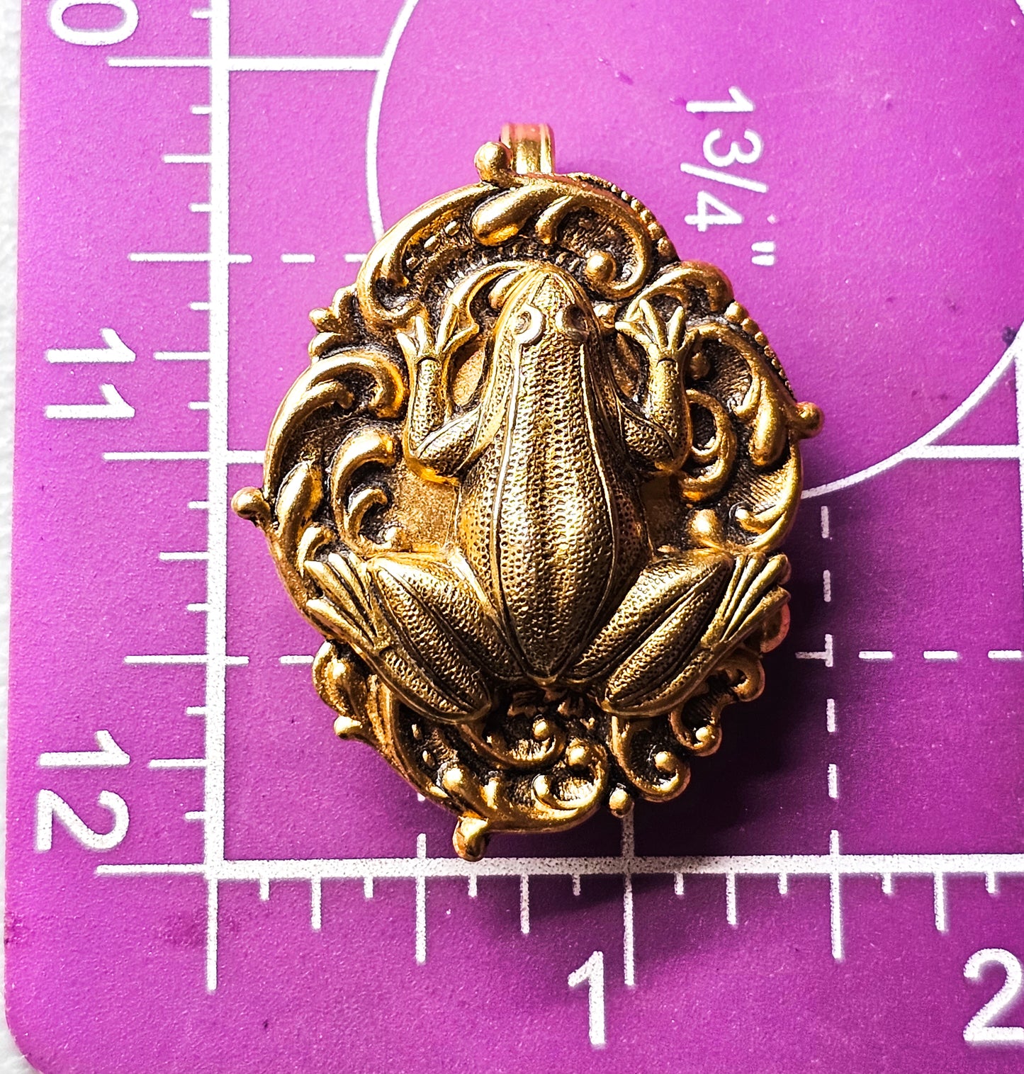 Golden frog vintage Art Nouveau style cartouche lily pad tie clip