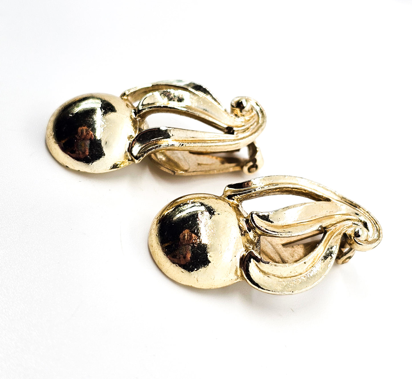 Volupte gold toned modernist gold toned vintage signed clip on earrings