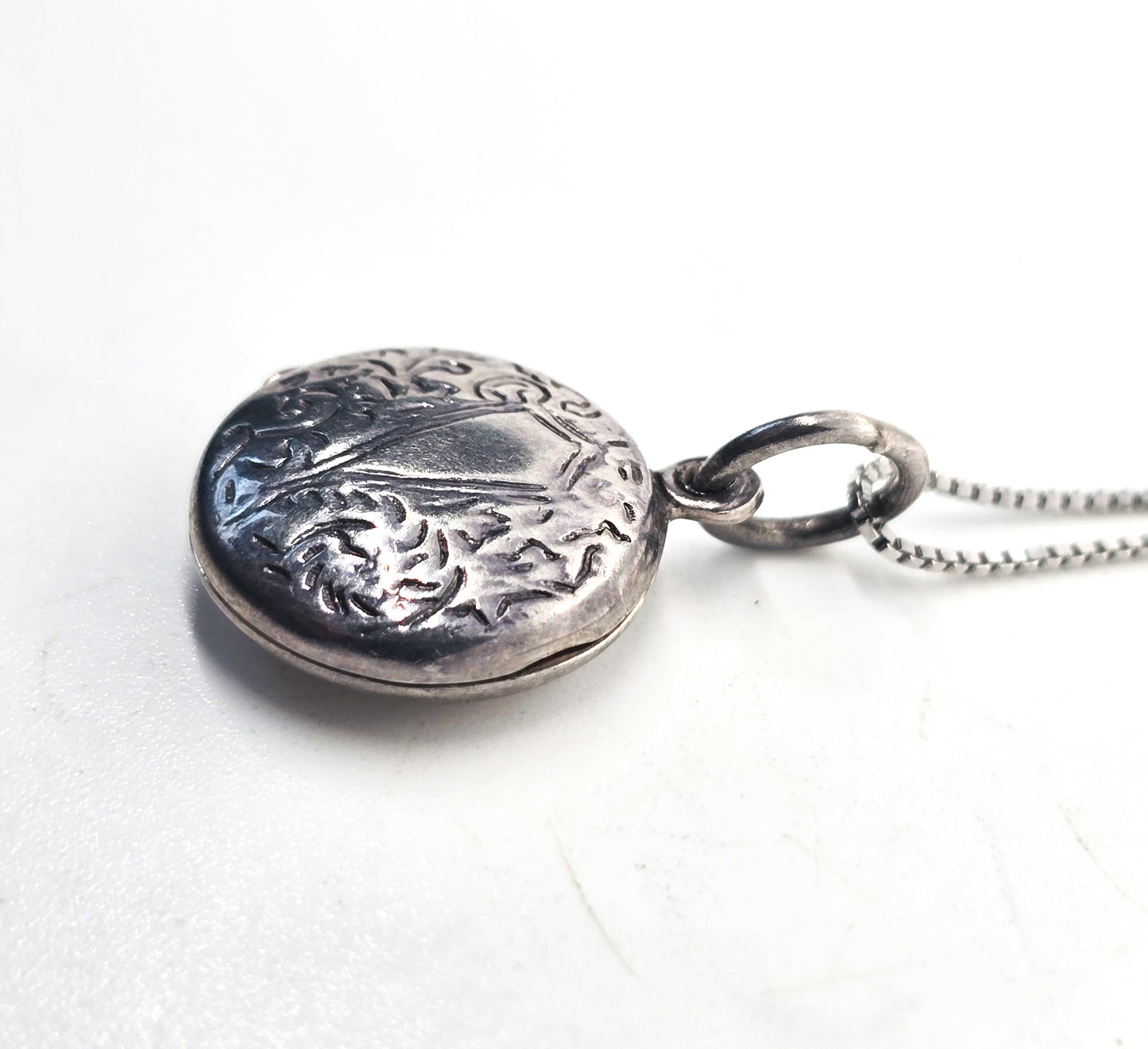 Art Deco Reo vintage sterling silver round locket necklace