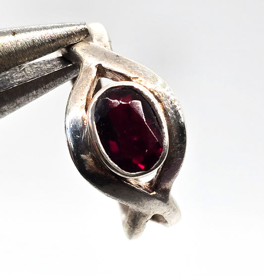 Red Garnet open work twisted split shank sterling silver rings size 6