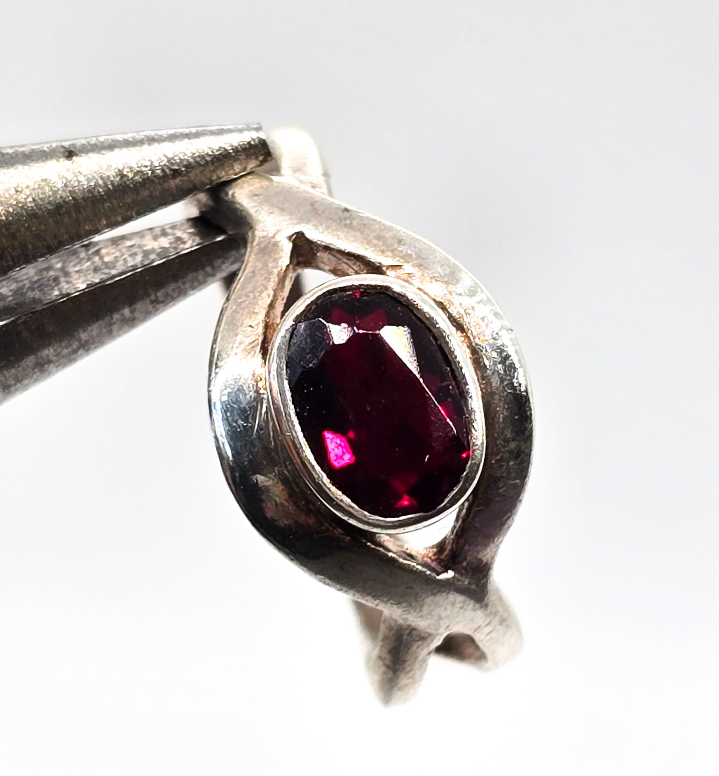 Red Garnet open work twisted split shank sterling silver rings size 6