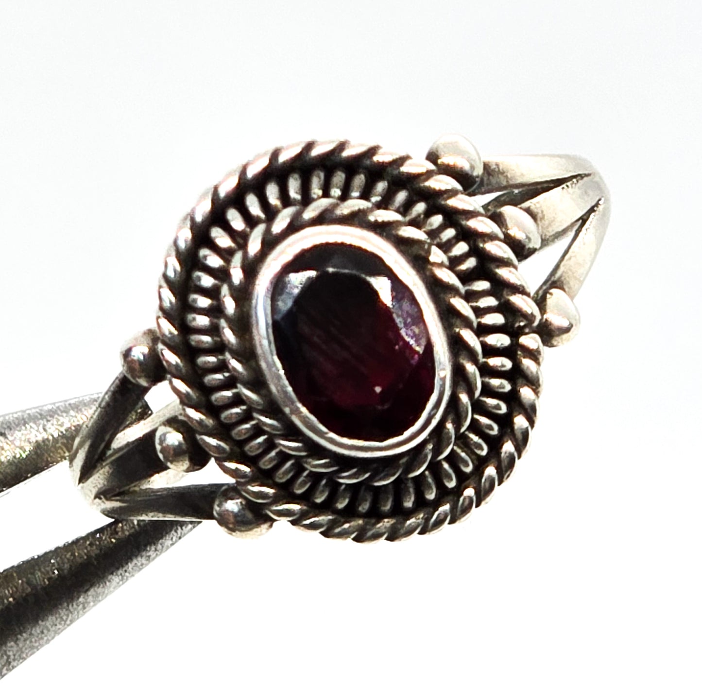 Garnet faceted red gemstone split shank twisted rope sterling silver vintage ring size 8.5