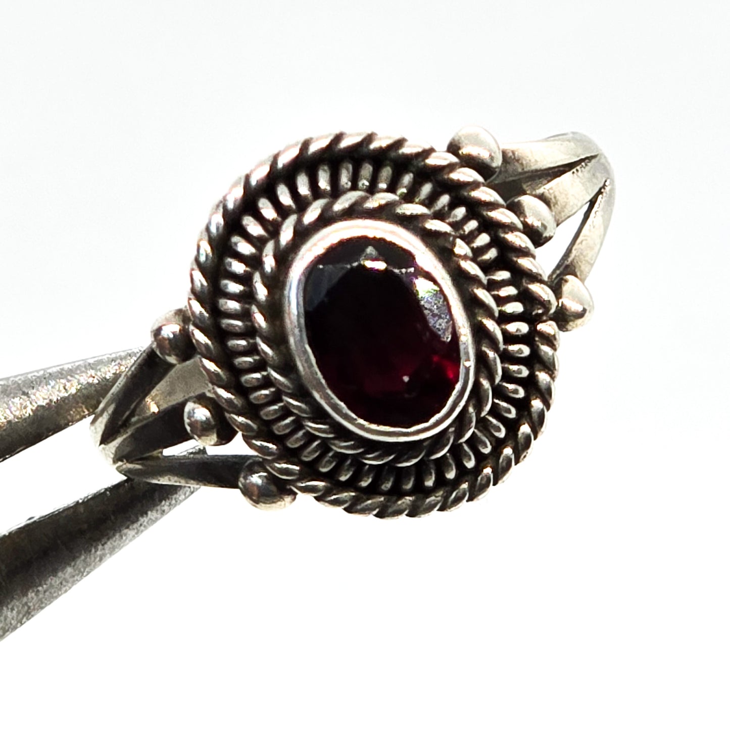 Garnet faceted red gemstone split shank twisted rope sterling silver vintage ring size 8.5