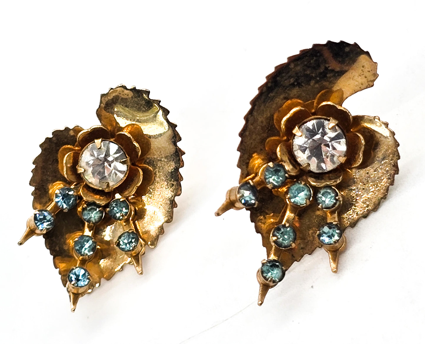 Lilly pad retro scatter light blue & white rhinestone gold plated vintage screw back earrings