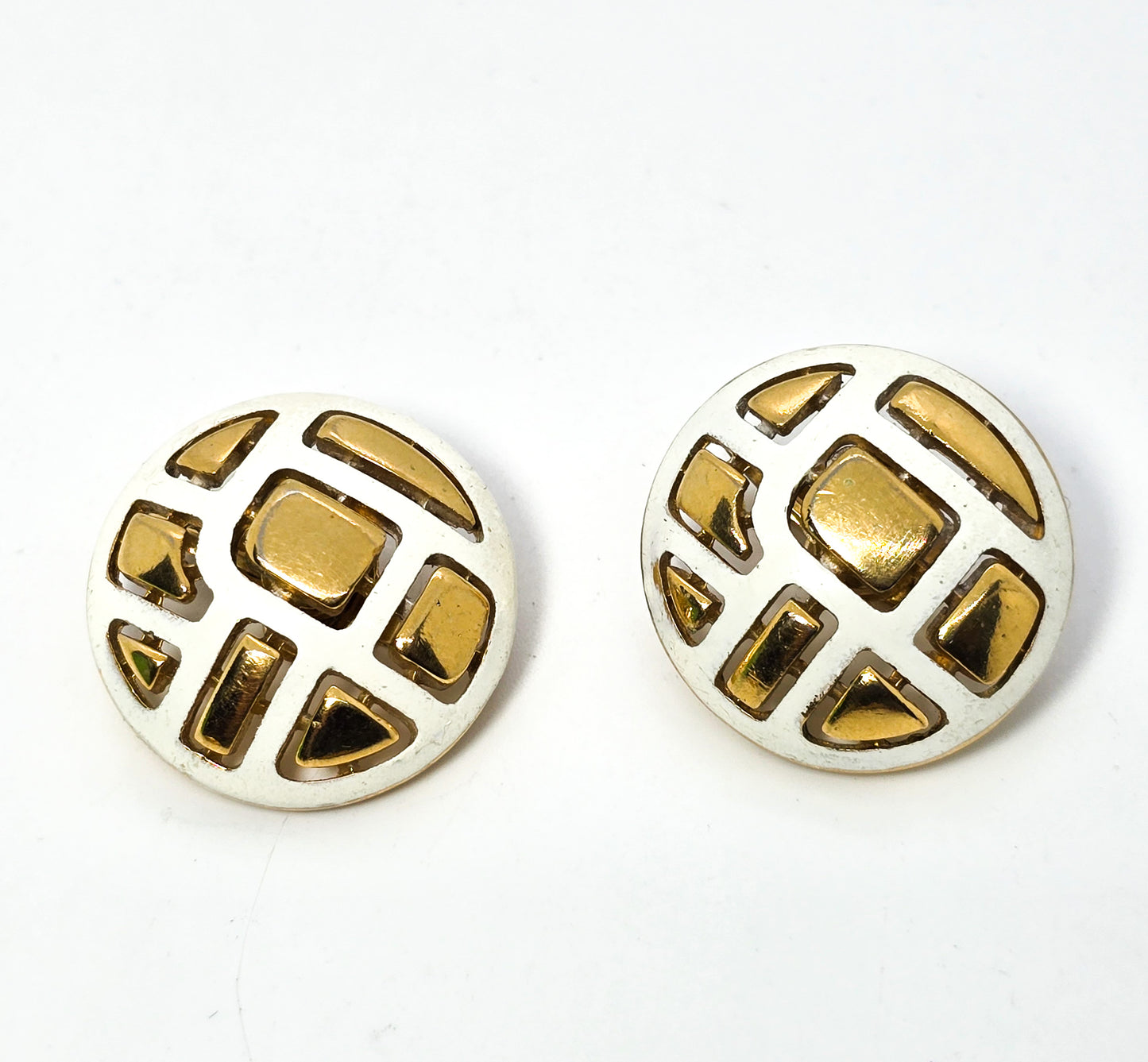 Crown Trifari Gold toned cream off white enamel vintage signed retro clip on earrings