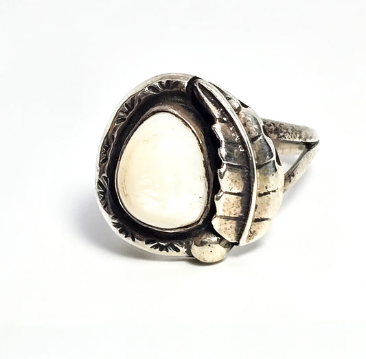 Navajo Mother of Pearl shell Native American Feather vintage sterling silver ring size 5.5