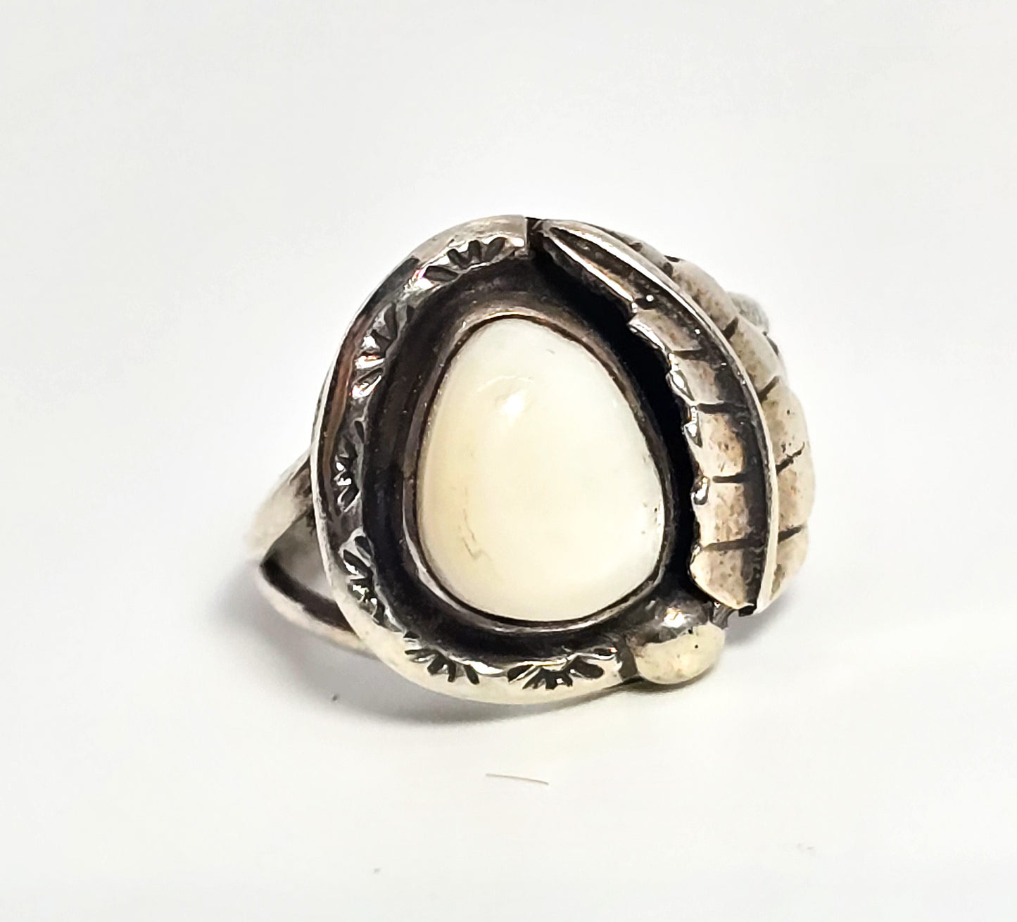 Navajo Mother of Pearl shell Native American Feather vintage sterling silver ring size 5.5