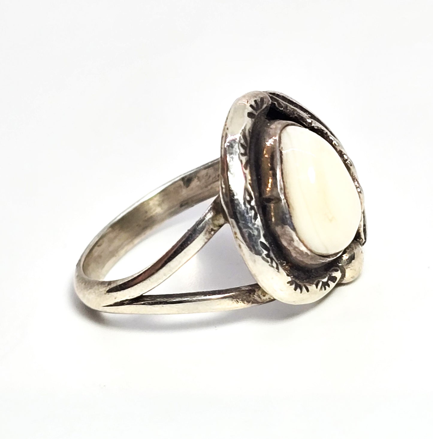 Navajo Mother of Pearl shell Native American Feather vintage sterling silver ring size 5.5