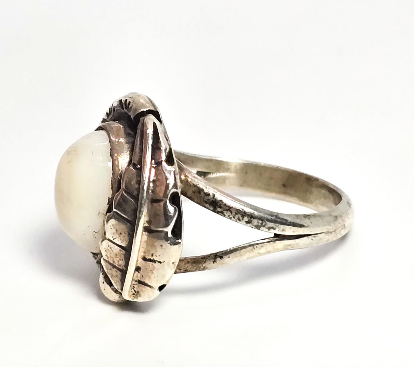 Navajo Mother of Pearl shell Native American Feather vintage sterling silver ring size 5.5